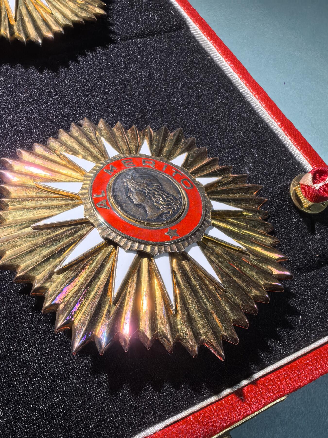 盛世勋华——号角文化勋章邮票专场拍卖第295期 阿根廷共和国大十字级五月勋章 原盒全套 少见