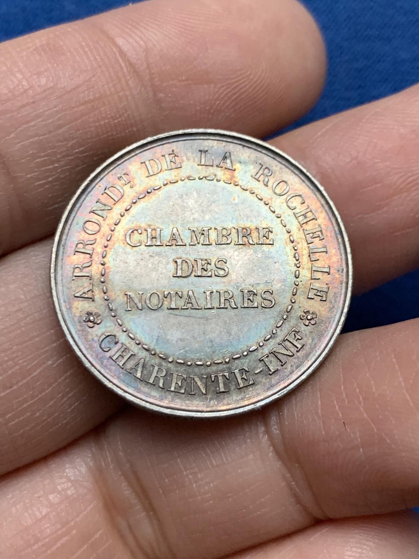 《竞宝斋》第450场 周日，周一，周二  3场连拍 （全场包邮，欢迎送拍） 法国1835年拉罗谢尔市公证员公会银章 约8.4克 27.3mm 手指银标