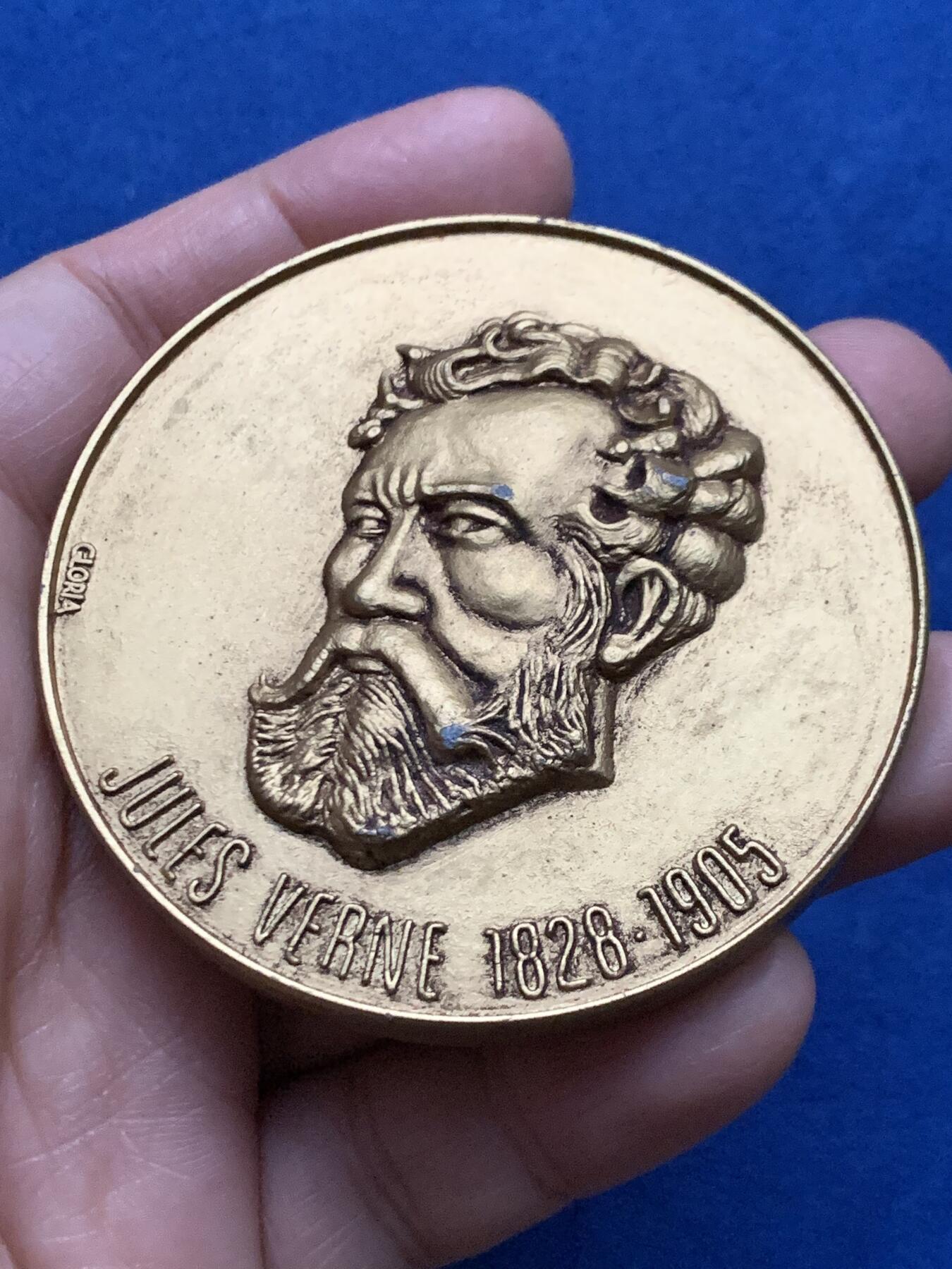 《竞宝斋》第450场 周日，周一，周二  3场连拍 （全场包邮，欢迎送拍） 法国儒勒·凡尔纳纪念镀金铜章 152克 66.5mm 带盒