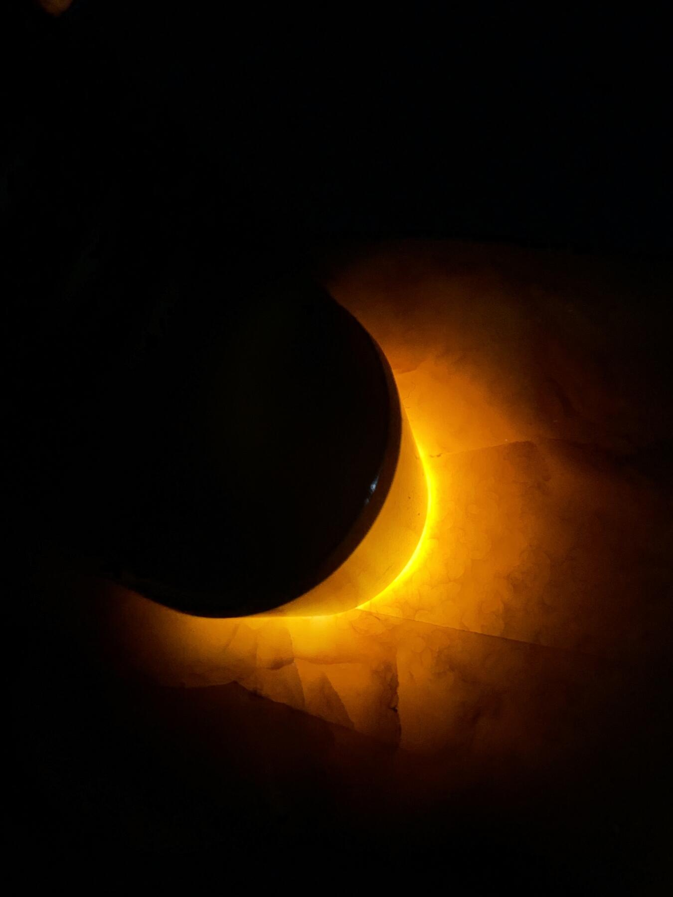 《竞宝斋》第450场 周日，周一，周二  3场连拍 （全场包邮，欢迎送拍） 黄蜡石石雕《鹿鸣见山》尺寸约69*54*27mm，重152.55克，质地很好，油性大，背面的褶皱非常好玩，可做手把件，也可以做摆件，黄蜡石玉化得非常好，打灯可见玉质细腻，画面中元素丰富，场景引人入胜