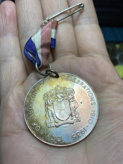 2025年第一百四十五场(总第一百七十一场）高品质英国一线回流散币年末特拍场第二场(免佣金) - 英国🇬🇧1935年纪念章，铜镍材质，直径37.9毫米，厚2.6毫米，重18.03克(乔治五世和玛丽王后登基25周年银禧纪念章，配原吊环和饰带)