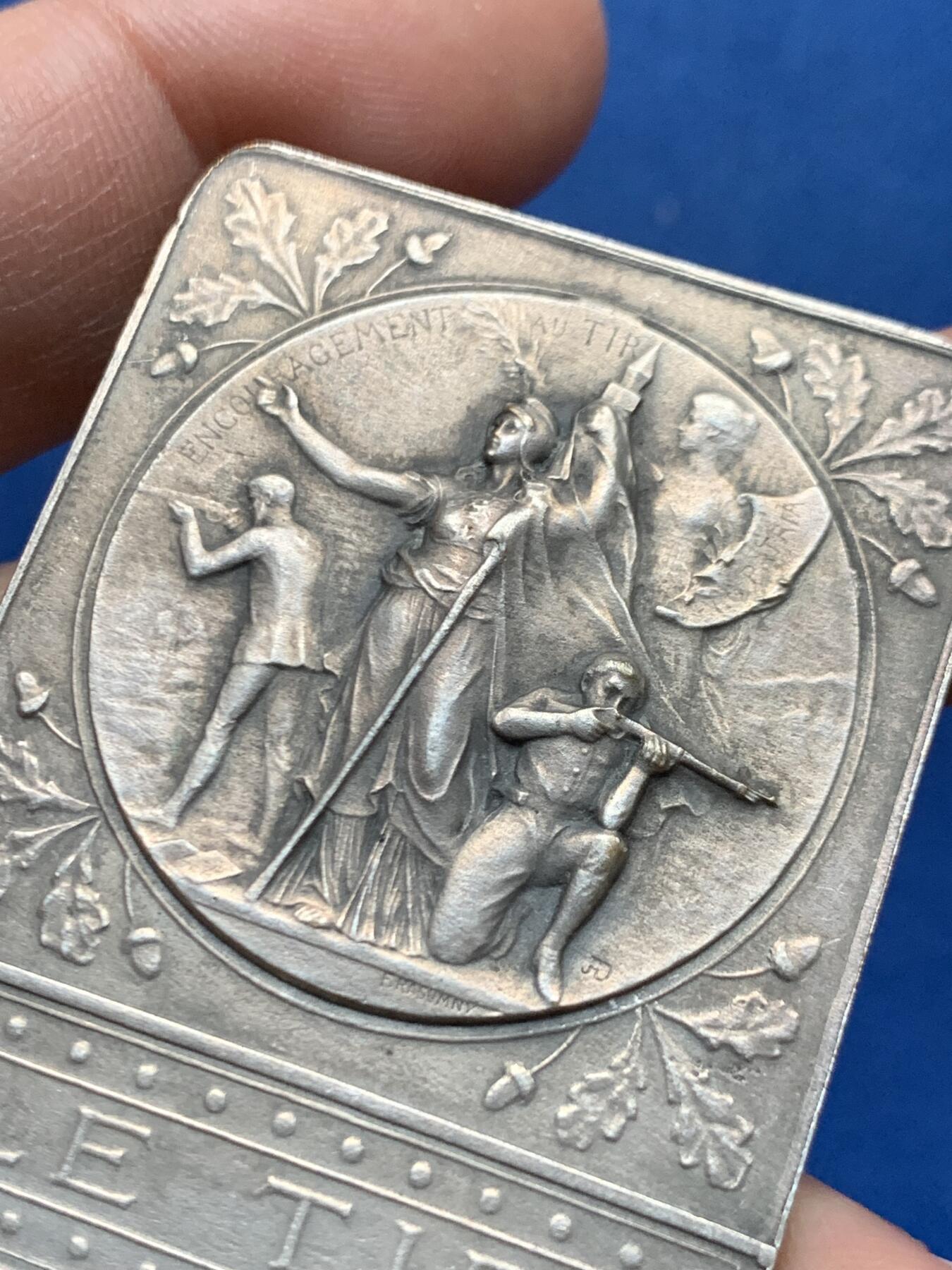 《竞宝斋》第450场 周日，周一，周二  3场连拍 （全场包邮，欢迎送拍） 法国戎装玛丽方形射击镀银铜章 背面无刻字 正方形铜标边铭 39.85克 49.8*38.5mm