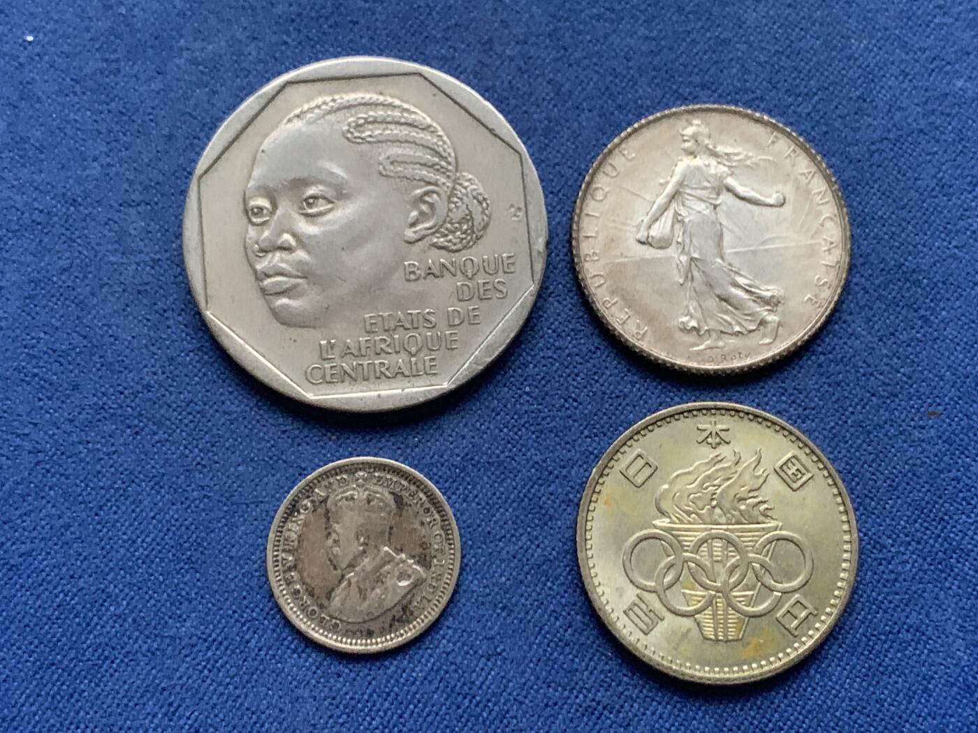 《竞宝斋》第450场 周日，周一，周二  3场连拍 （全场包邮，欢迎送拍） 四枚一组 英属印度1926爱七5分银币+日本昭和39年小奥银币+法国1914年行走女神1法郎银币+中非货币联盟1998年500法朗