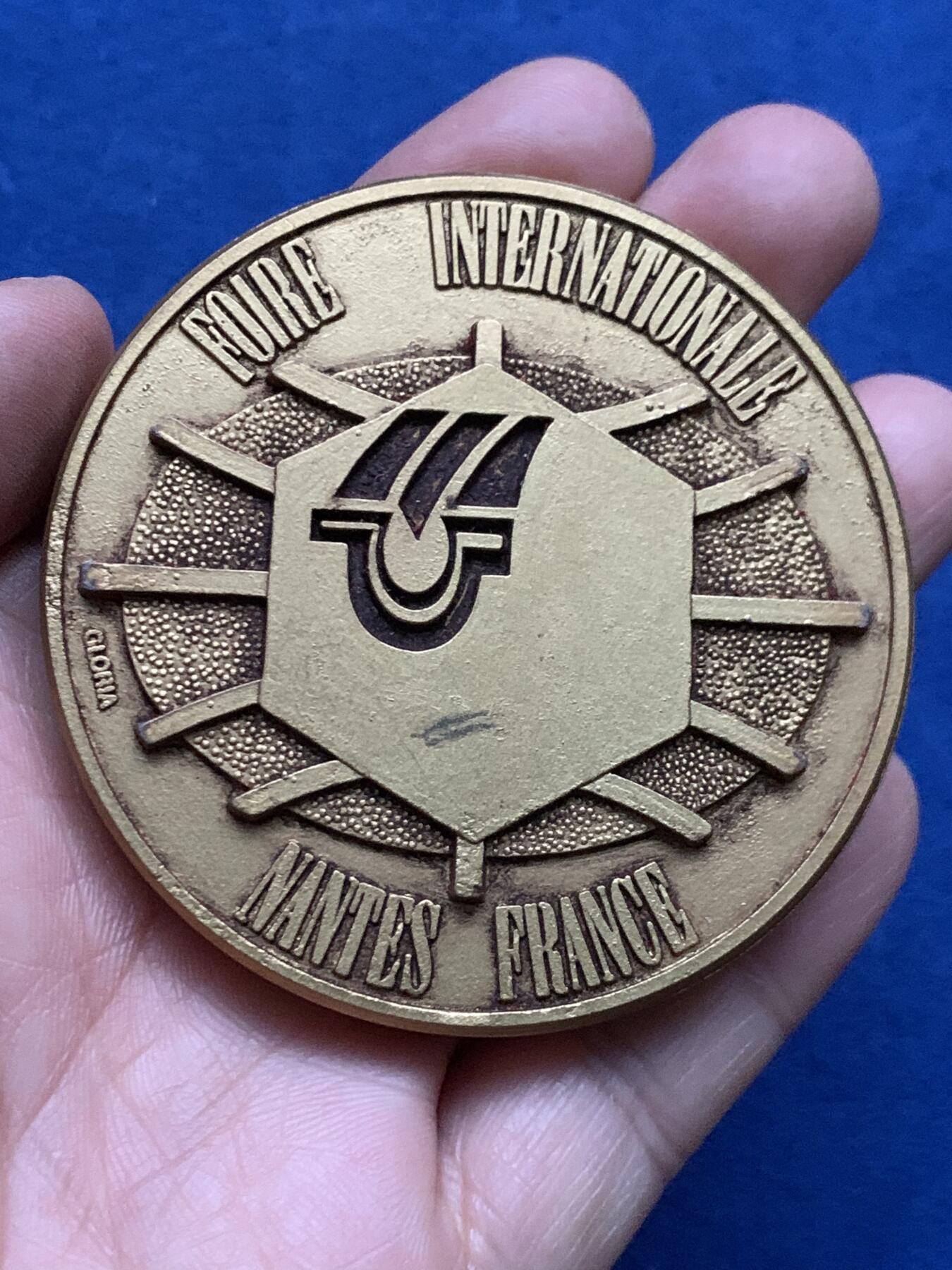 《竞宝斋》第450场 周日，周一，周二  3场连拍 （全场包邮，欢迎送拍） 法国儒勒·凡尔纳纪念镀金铜章 152克 66.5mm 带盒