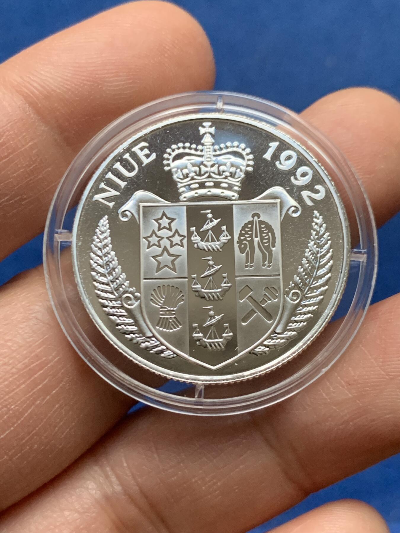 《竞宝斋》第450场 周日，周一，周二  3场连拍 （全场包邮，欢迎送拍） 纽埃1992年邦蒂号5元精制小银币 500银 9.9克