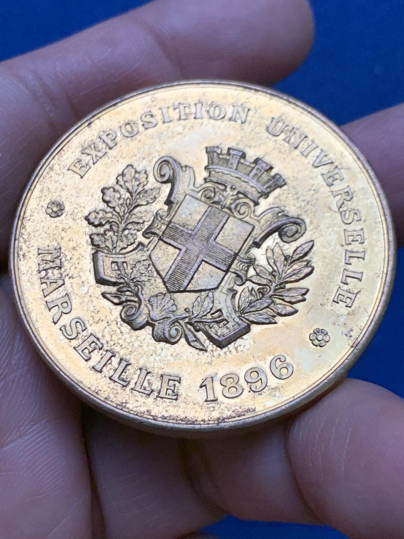 《竞宝斋》第450场 周日，周一，周二  3场连拍 （全场包邮，欢迎送拍） 马赛1896年世界博览会镀金铜章 43.2克 45.6mm 丰饶角铜标