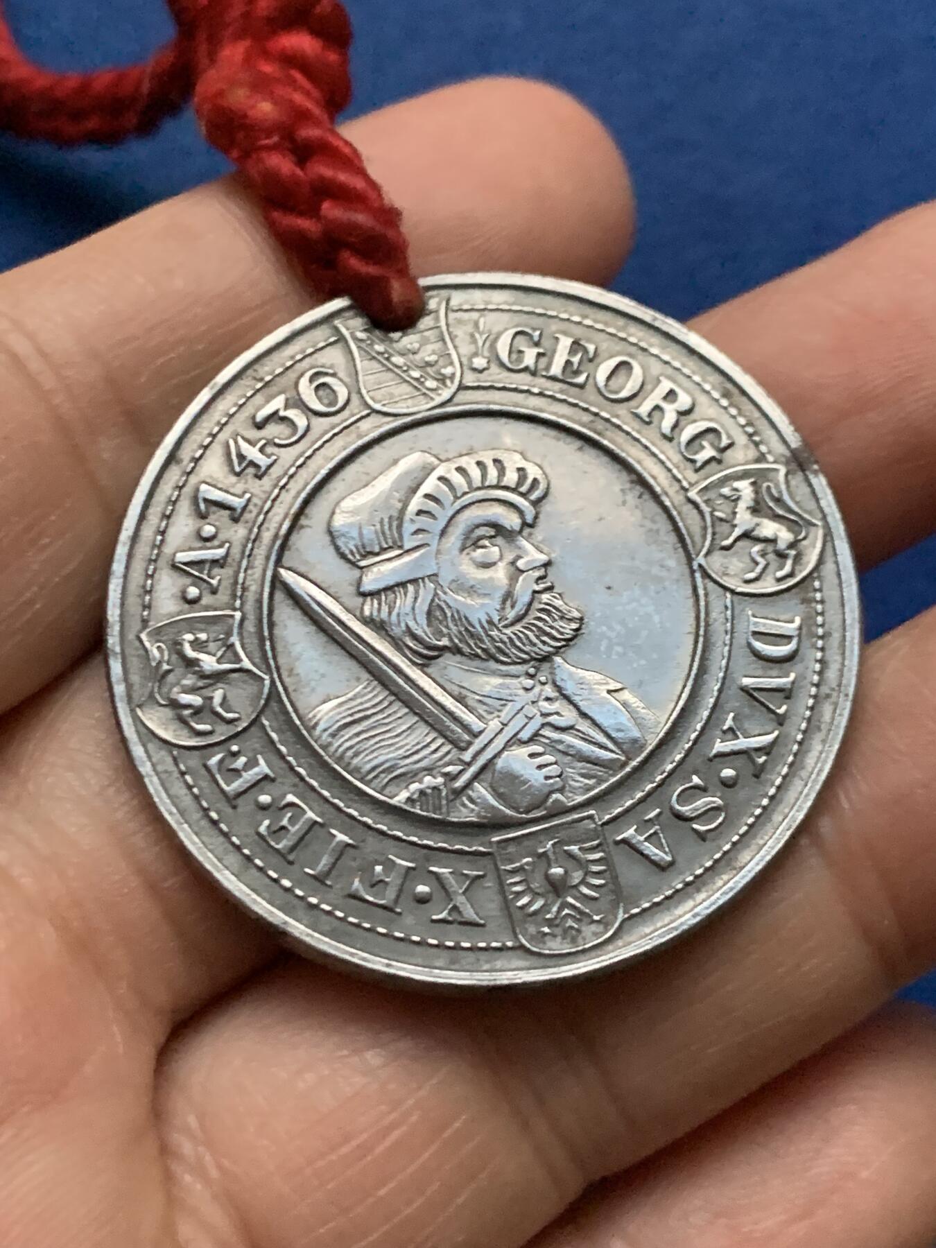 《竞宝斋》第450场 周日，周一，周二  3场连拍 （全场包邮，欢迎送拍） 德国挂式纪念章 带红绳重约21克 少见品种 版别自辨 细节见图