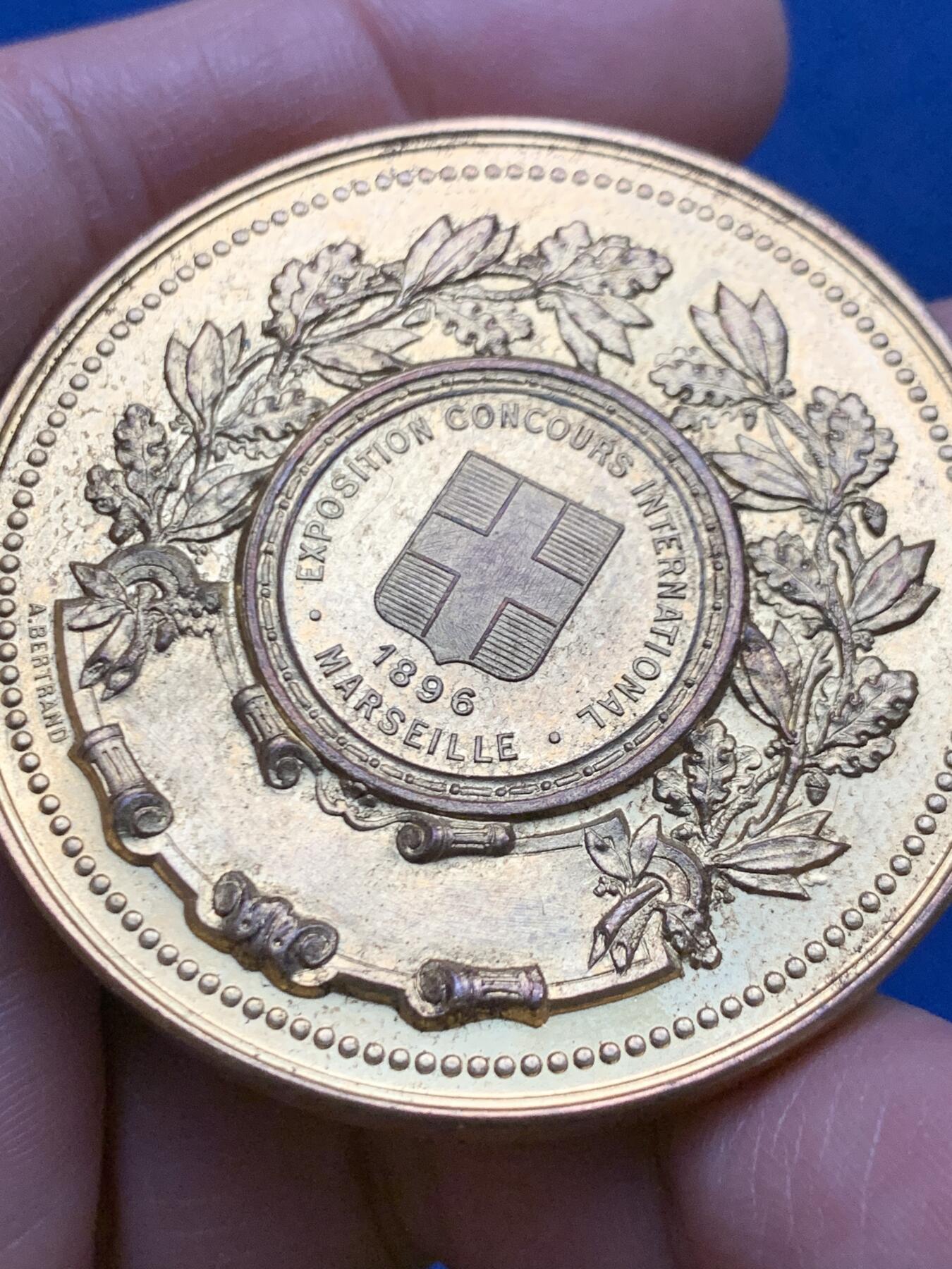 《竞宝斋》第450场 周日，周一，周二  3场连拍 （全场包邮，欢迎送拍） 1896年马赛国际博览会女神镀金铜章 66.9克 50.3mm 丰饶角铜标