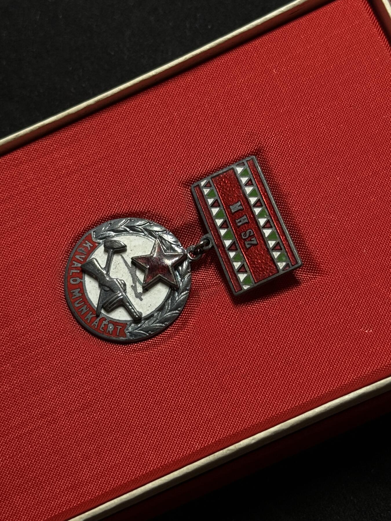 欢庆元旦！戎马世界章牌大赏第109期元旦大拍 匈牙利国防协会杰出证章