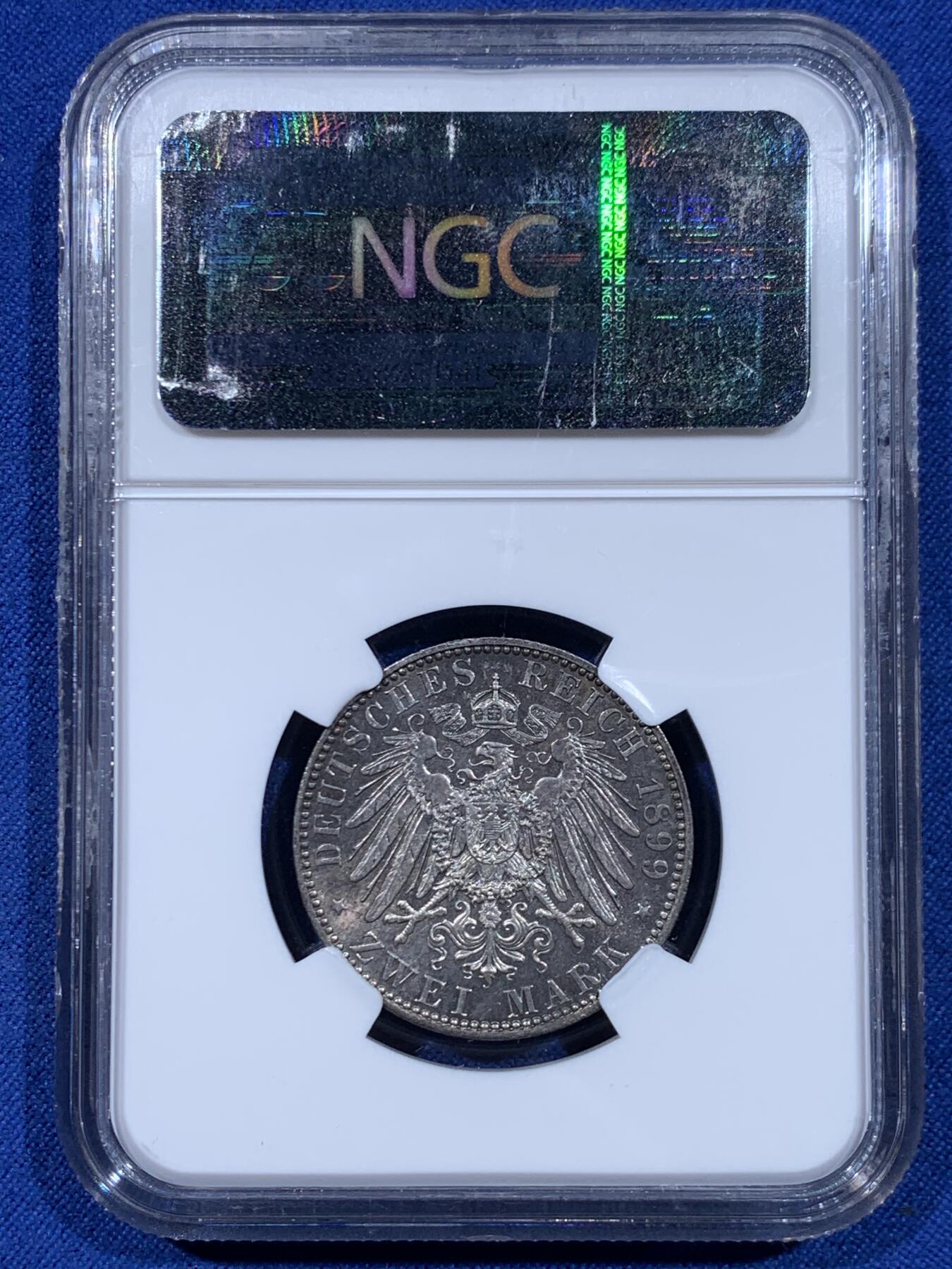 《竞宝斋》第450场 周日，周一，周二  3场连拍 （全场包邮，欢迎送拍） 亚军分 NGC MS63 德国 1899年 普鲁士 威廉二世 流通2马克银币，老N盒，青金彩，丝滑好状态。稀少的189x早期年份，亚军分，冠军也就64。同分2600成交