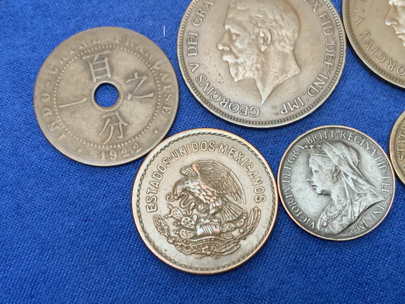 《竞宝斋》第450场 周日，周一，周二  3场连拍 （全场包邮，欢迎送拍） 六枚一组 巧克力老包浆铜币：1899美国印第安头1分，1895英国披纱1法新，1929英国乔五1便士，1939英国乔六1便士，1944墨西哥5分，1922法属印支百分之一