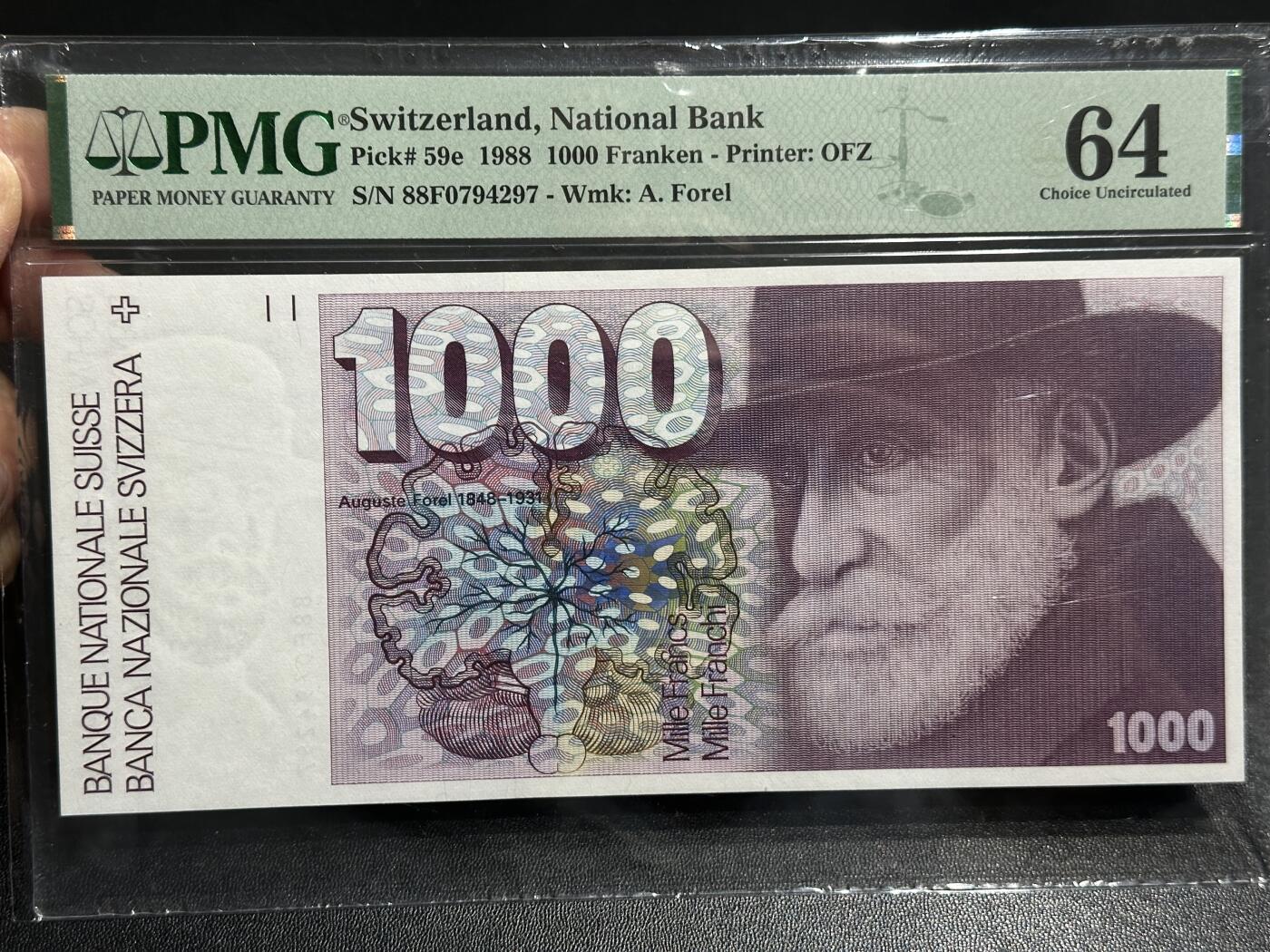 《外钞收藏家》第五百九十六期（精品大拍场）（本平台长期征集拍品、欢迎藏友们联系合作） 瑞士1988年1000法郎PMG64（经典大蚂蚁；同号码连号出分66与67，怀疑是评级公司控分要求）