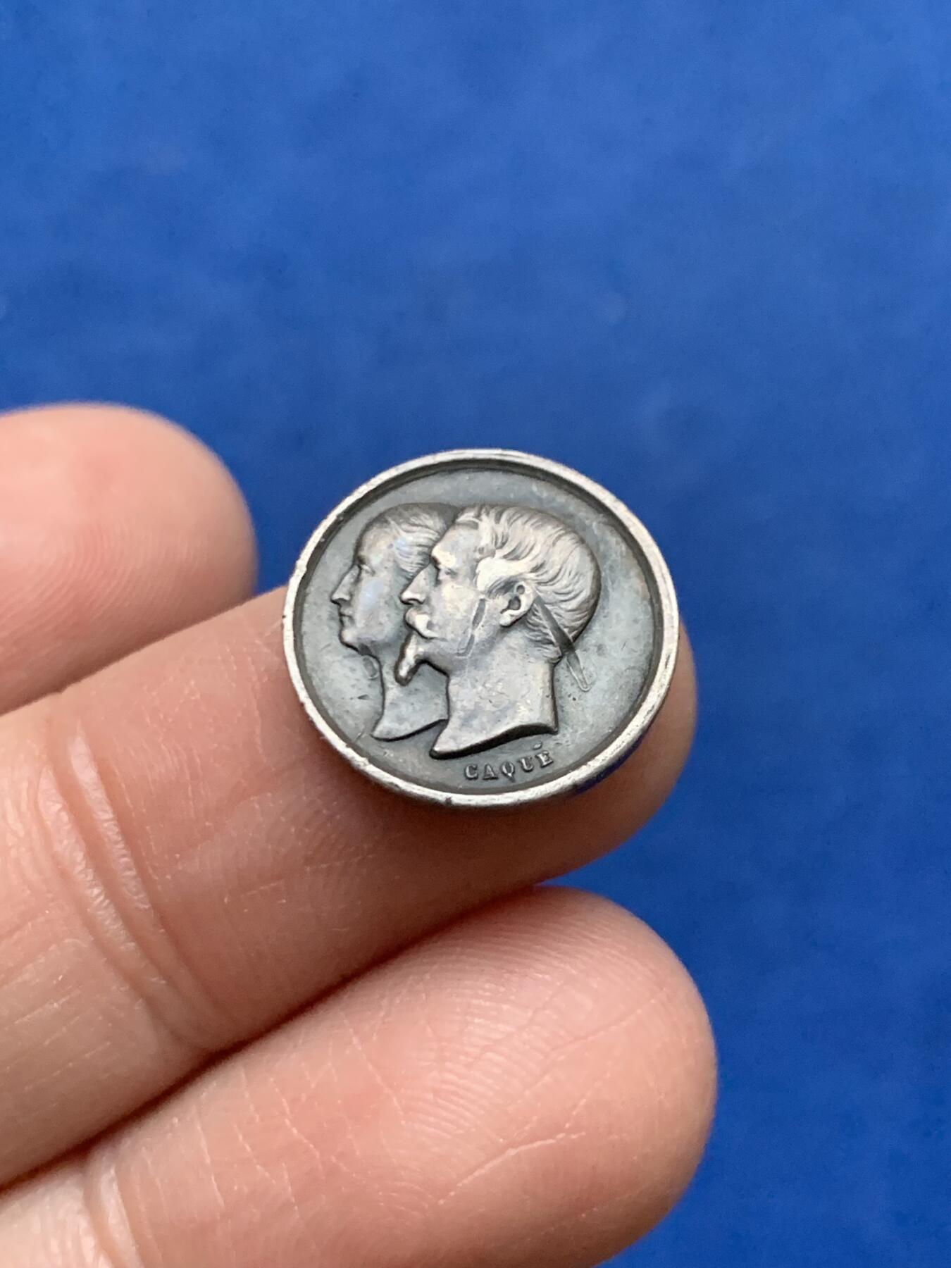 《竞宝斋》第450场 周日，周一，周二  3场连拍 （全场包邮，欢迎送拍） 法国1856年拿破仑四世洗礼纪念银章，正面拿破仑四世，背面拿破仑三世夫妇头像，15.7mm，1.85克，有划痕