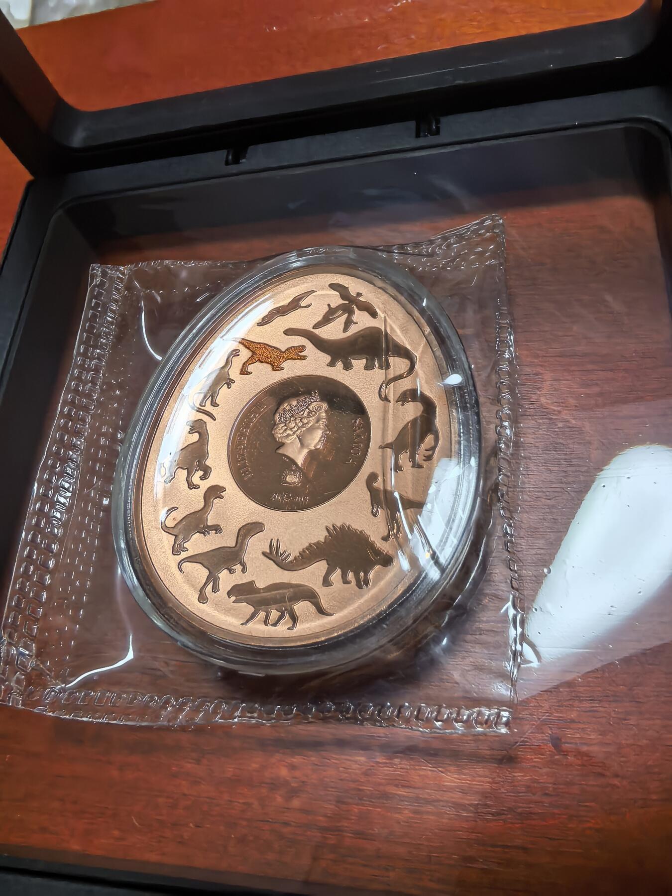 长老汇蛇年精选第八十六场拍卖 2022萨摩亚恐龙系列之塔博索龙20分椭圆形镀金精制铜币，盒证全，6500枚