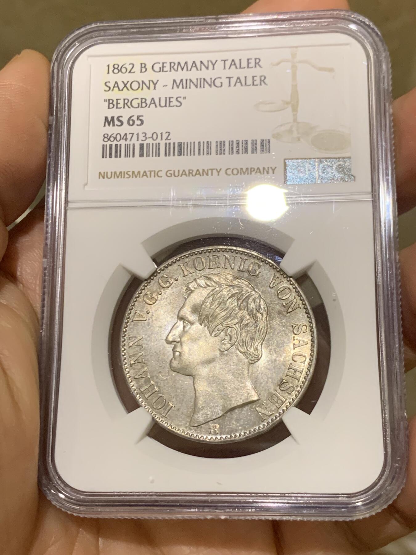 《竞宝斋》第450场 周日，周一，周二  3场连拍 （全场包邮，欢迎送拍） 唯一冠军分 NGC MS65 德国 1862年 萨克森王国 约翰一世 泰勒银币  14.5万的发行量 这个状态确实不可错过