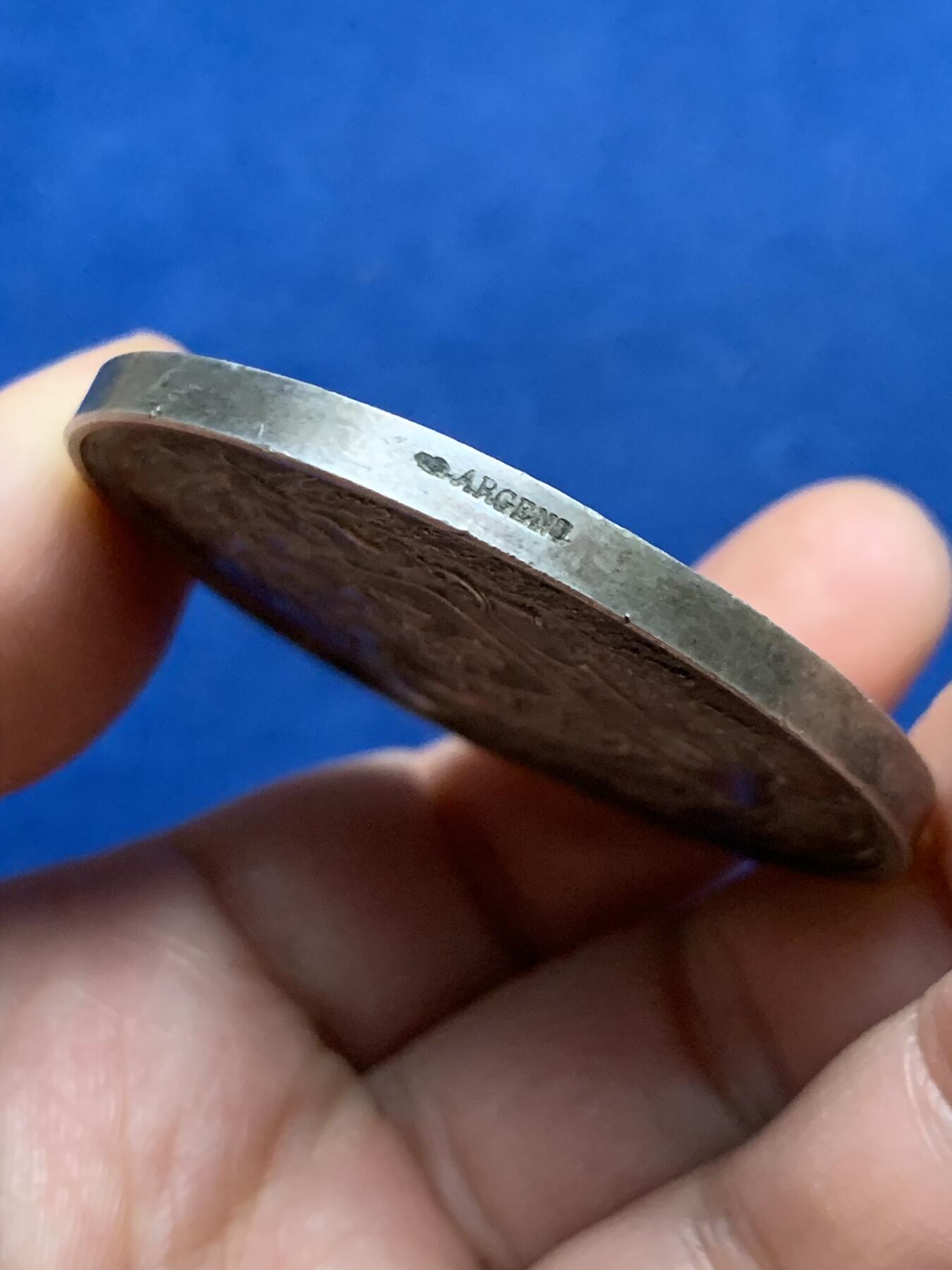 《竞宝斋》第450场 周日，周一，周二  3场连拍 （全场包邮，欢迎送拍） 法国利摩日市城市纪念大银章 61.1克 50.3mm 丰饶角银标