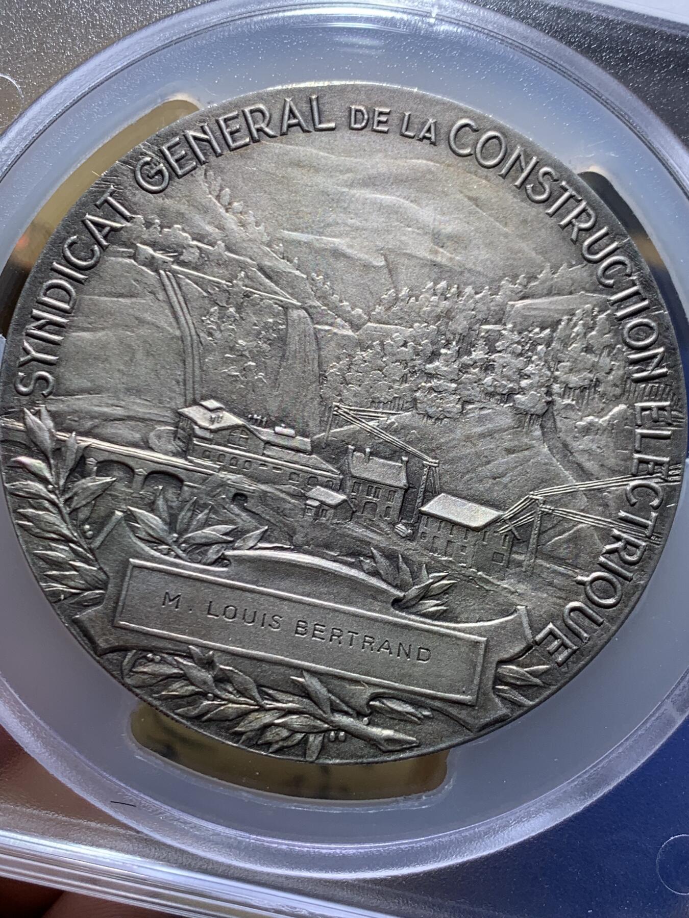 《竞宝斋》第450场 周日，周一，周二  3场连拍 （全场包邮，欢迎送拍） PCGS SP63 高分 1880年清凉女神镀银大奖章，皮列 Pillet 作品，设计精美，正面：清凉女神手握闪电，背面：城市景观，瀑布流水，高山树林、房屋桥梁。PCGS加大盒装