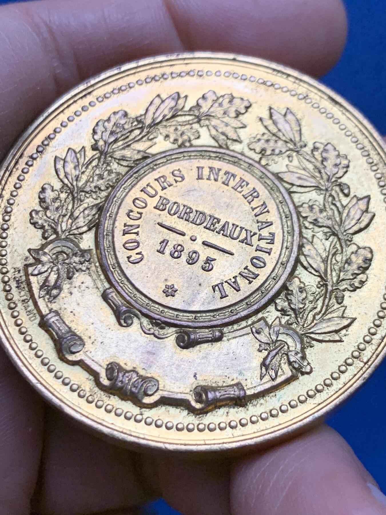 《竞宝斋》第450场 周日，周一，周二  3场连拍 （全场包邮，欢迎送拍） 1895年波尔多国际比赛镀金铜章 63.4克 50.2mm 丰饶角铜标