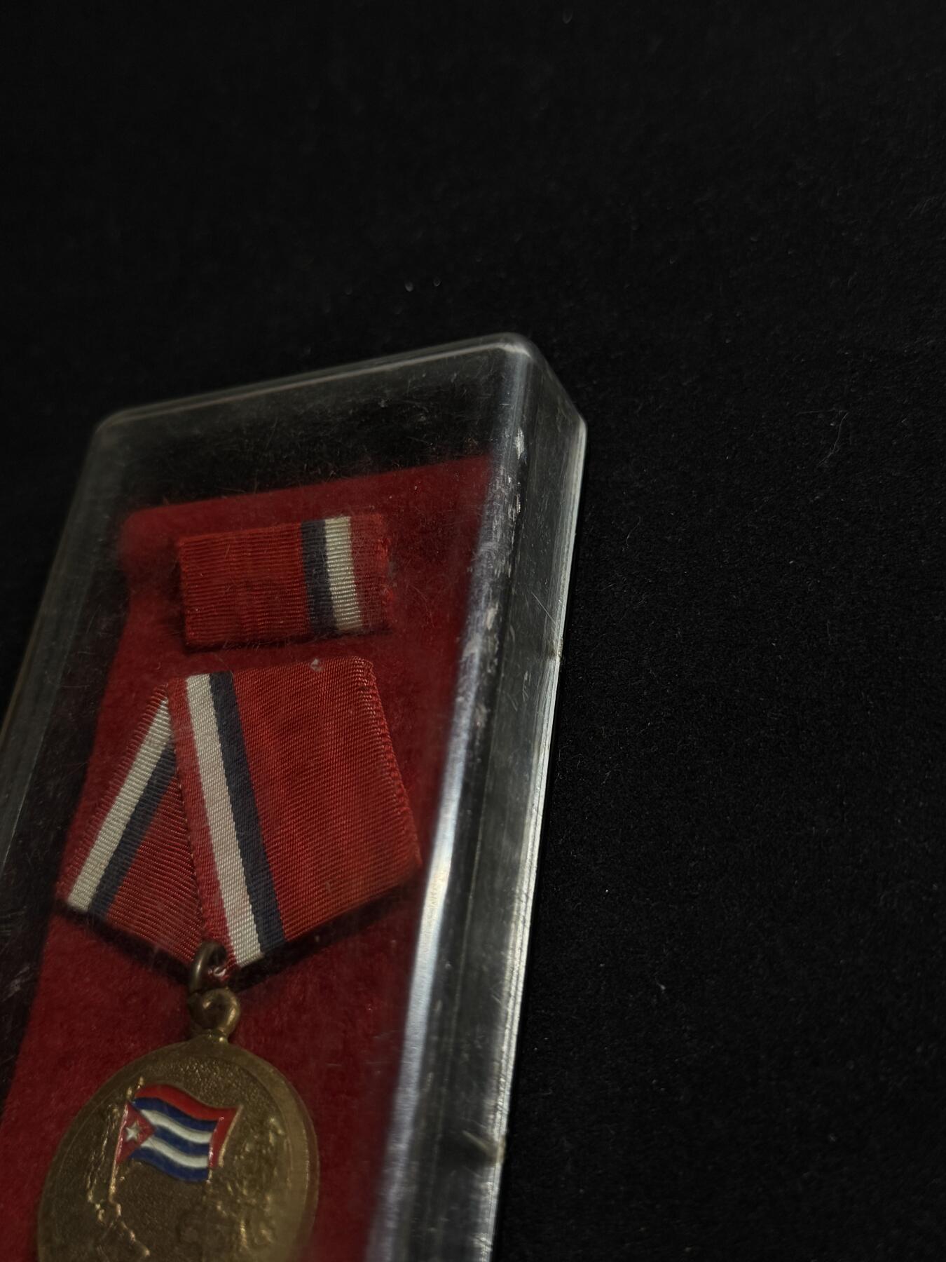 欢庆元旦！戎马世界章牌大赏第109期元旦大拍 古巴国际主义战士奖章，盒略齐全，非常少见