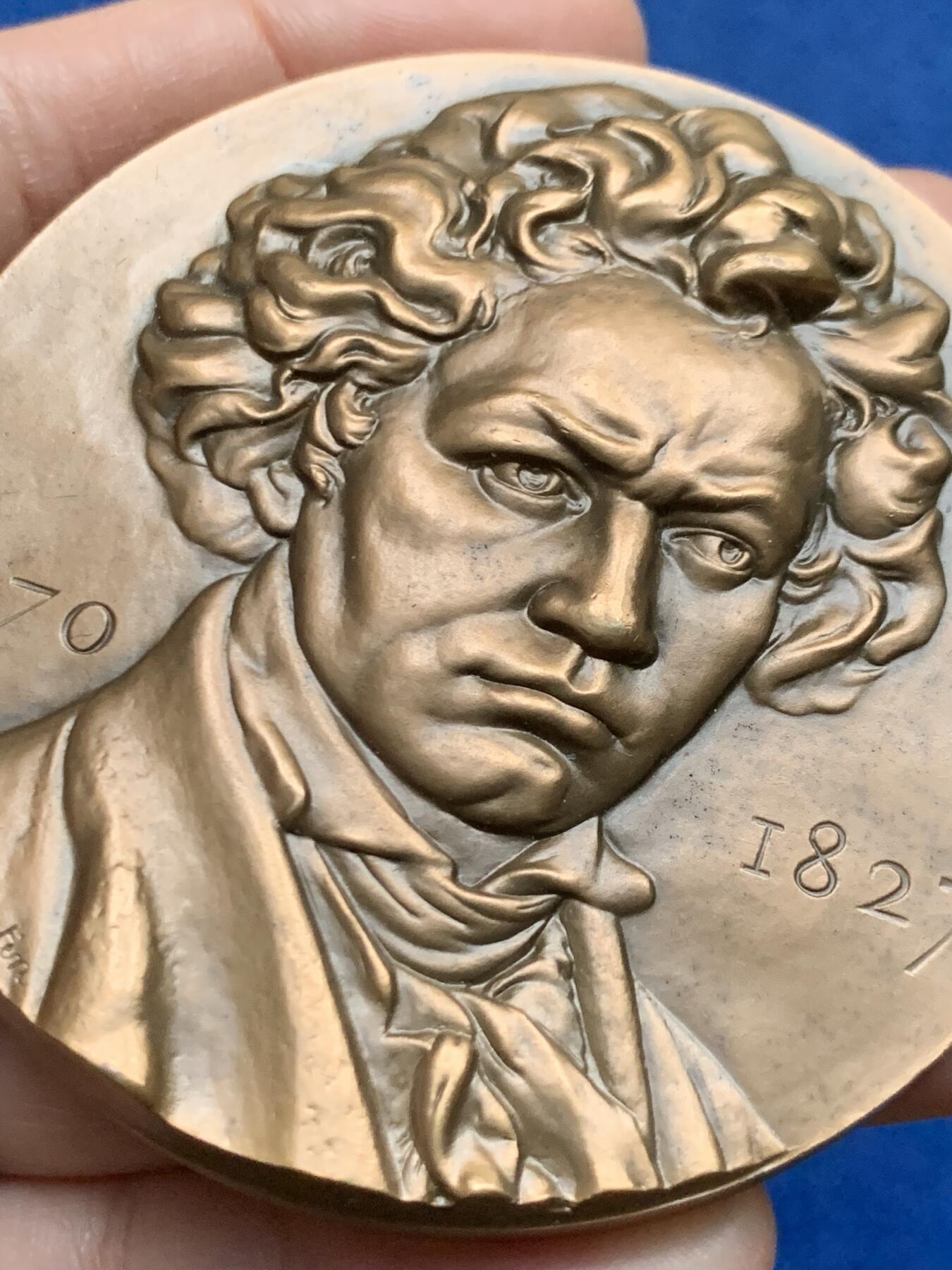 《竞宝斋》第450场 周日，周一，周二  3场连拍 （全场包邮，欢迎送拍） 贝多芬人物纪念单面大铜章 181.8克 67.6mm 1970 丰饶角铜标