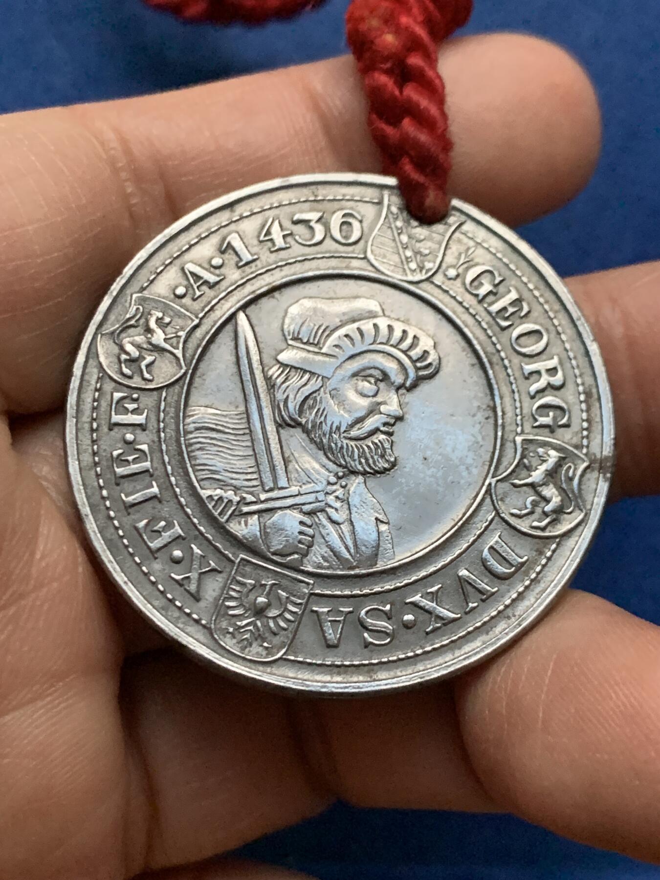 《竞宝斋》第450场 周日，周一，周二  3场连拍 （全场包邮，欢迎送拍） 德国挂式纪念章 带红绳重约21克 少见品种 版别自辨 细节见图