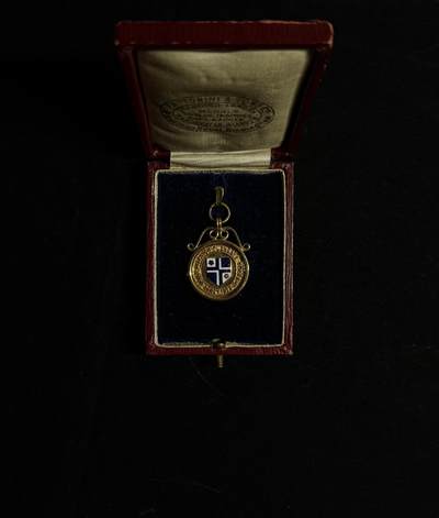 欢庆元旦！戎马世界章牌大赏第109期元旦大拍 - 英国1928年《每日快报》推球锦标赛金质珐琅获胜奖章 重4.72g 原盒