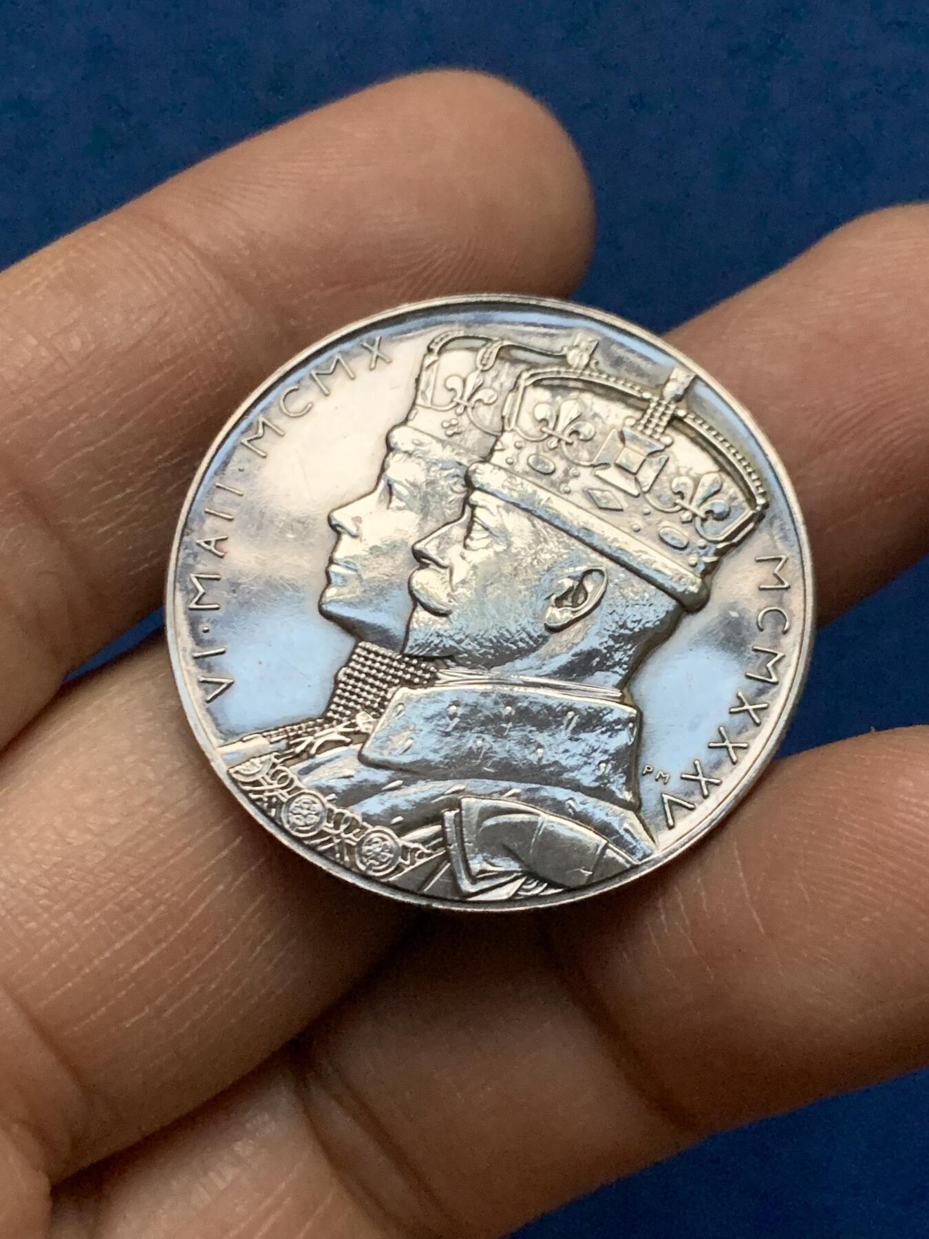 《竞宝斋》第450场 周日，周一，周二  3场连拍 （全场包邮，欢迎送拍） 英国1935年乔治五世银禧纪念银章 15.7克 31.5mm 原盒