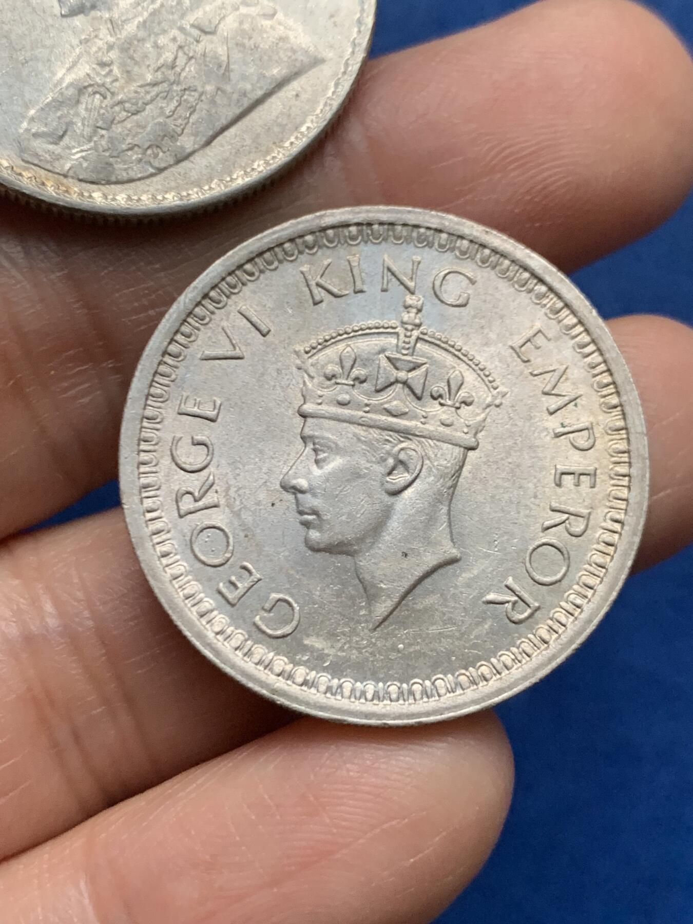 《竞宝斋》第450场 周日，周一，周二  3场连拍 （全场包邮，欢迎送拍） 两枚一组 英属印度 1919年乔五+1945年乔六 1卢比银币