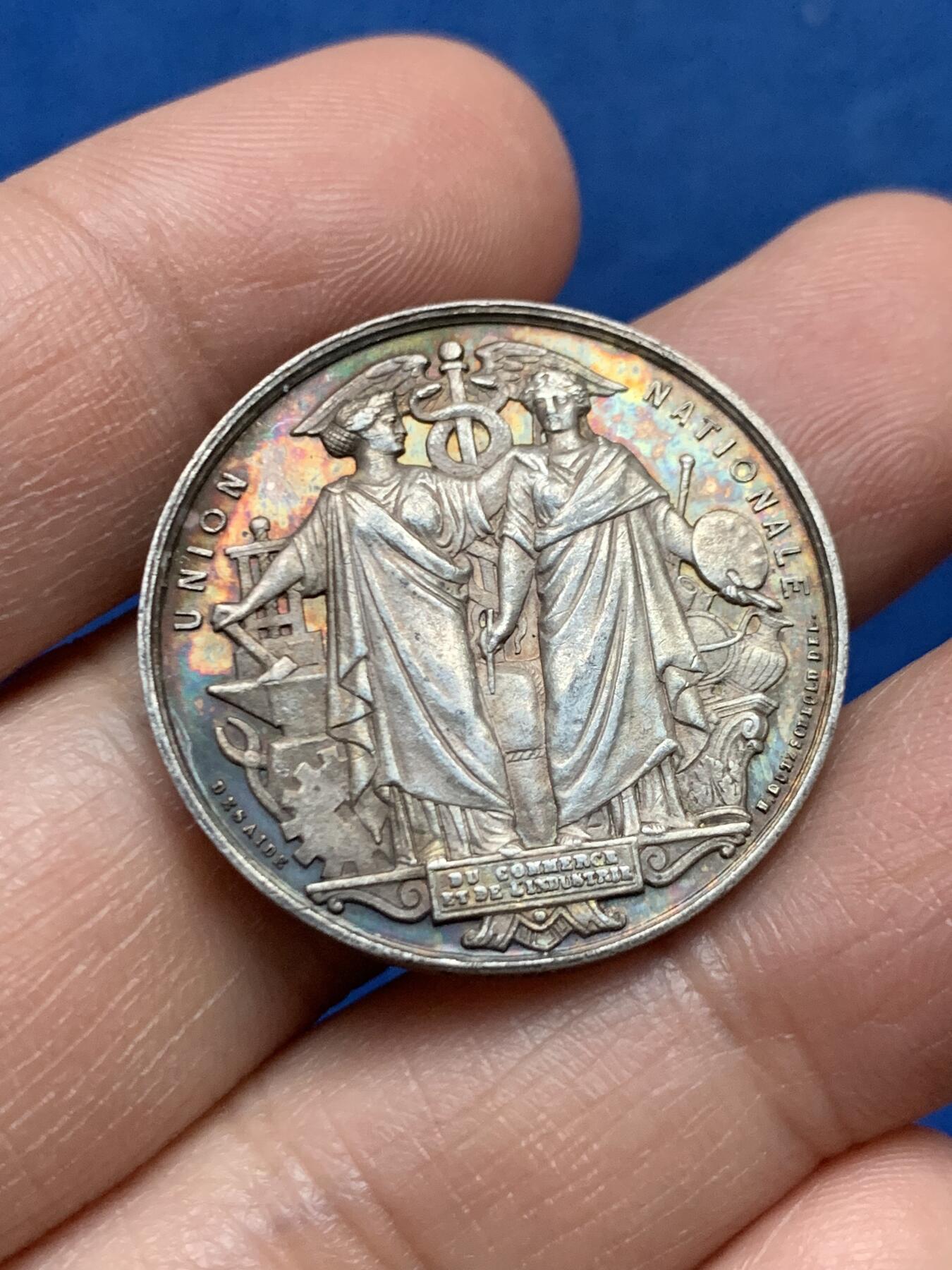 《竞宝斋》第450场 周日，周一，周二  3场连拍 （全场包邮，欢迎送拍） 法国19世纪全国珠宝首饰联盟纪念银章，正面双女神和蛇杖图案精美，蜜蜂AR边铭，29mm，9.8克。