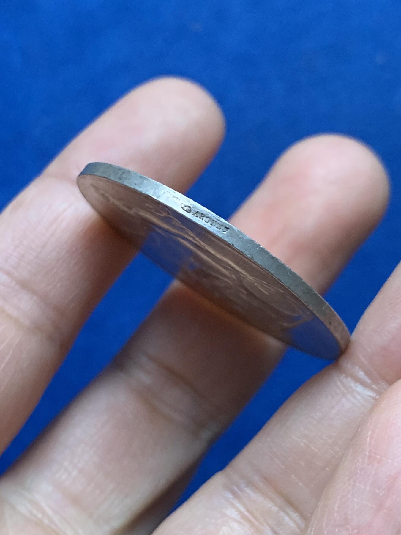 《竞宝斋》第450场 周日，周一，周二  3场连拍 （全场包邮，欢迎送拍） 法国巴黎油业委员会纪念银章，半裸女神手持蛇杖坐在油桶上，丰饶角AR，20.75克，38mm