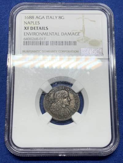 《竞宝斋》第450场 周日，周一，周二  3场连拍 （全场包邮，欢迎送拍） - NGC XFD 意大利 那不勒斯 1688年 8GRA 银币 卡洛斯二世在位时期发行 少见面值 仅在过度时期使用 细节一流 传世包浆 稀缺品种 盒子左下角暗裂纹