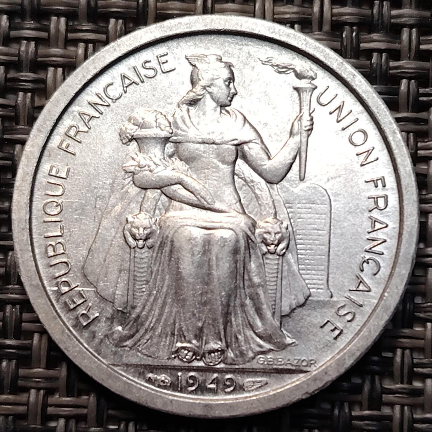 布加迪🐬～世界钱币(上海)🌾第 273 期 /  各国套币和散币 新克里多尼亚 1949年 2法郎铝币～C2