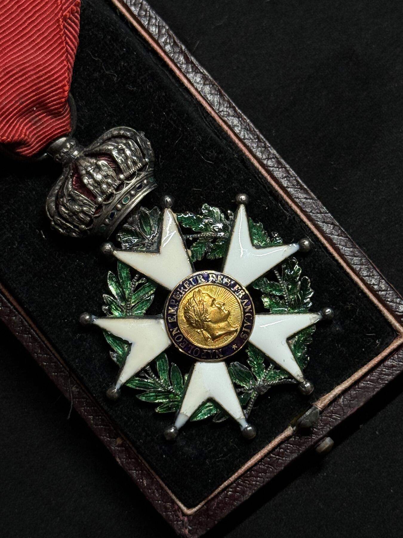 欢庆元旦！戎马世界章牌大赏第109期元旦大拍 法国荣誉军团勋章，第二帝国时期，绿色、蓝色、白色珐琅均有严重修补，章体下方花束被人为剪去（用来冒充一帝版本），银制，章芯金制，盒子为三共早期亚瑟贝特朗盒子（有严重老化破损）