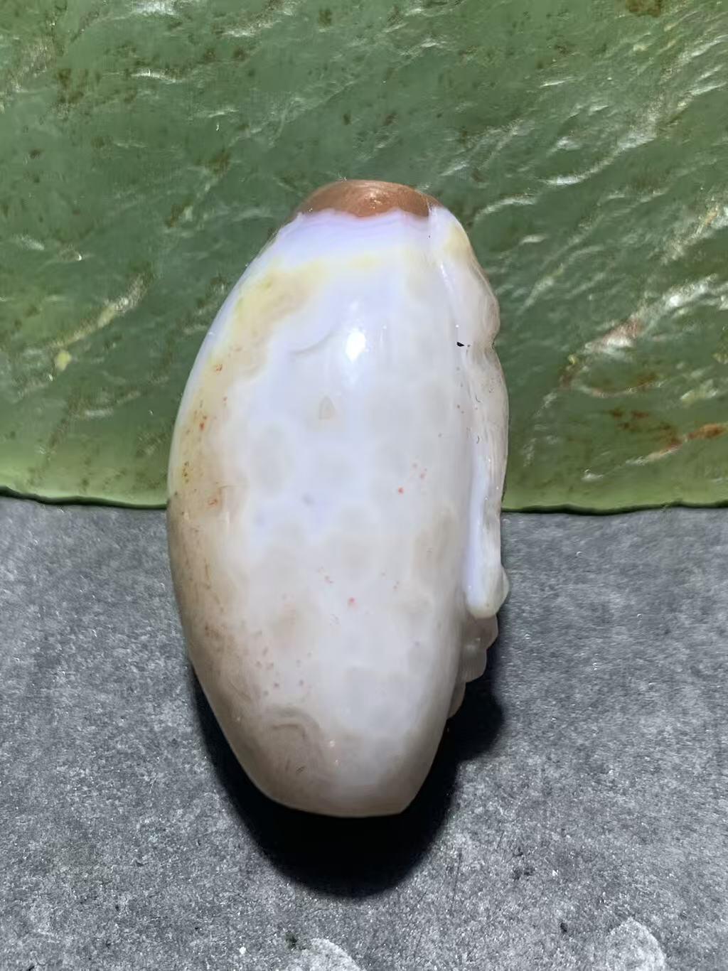 精美亚光瓷白飘朱砂点战国红玛瑙手工俏色巧雕如来佛祖意境勒子一颗！