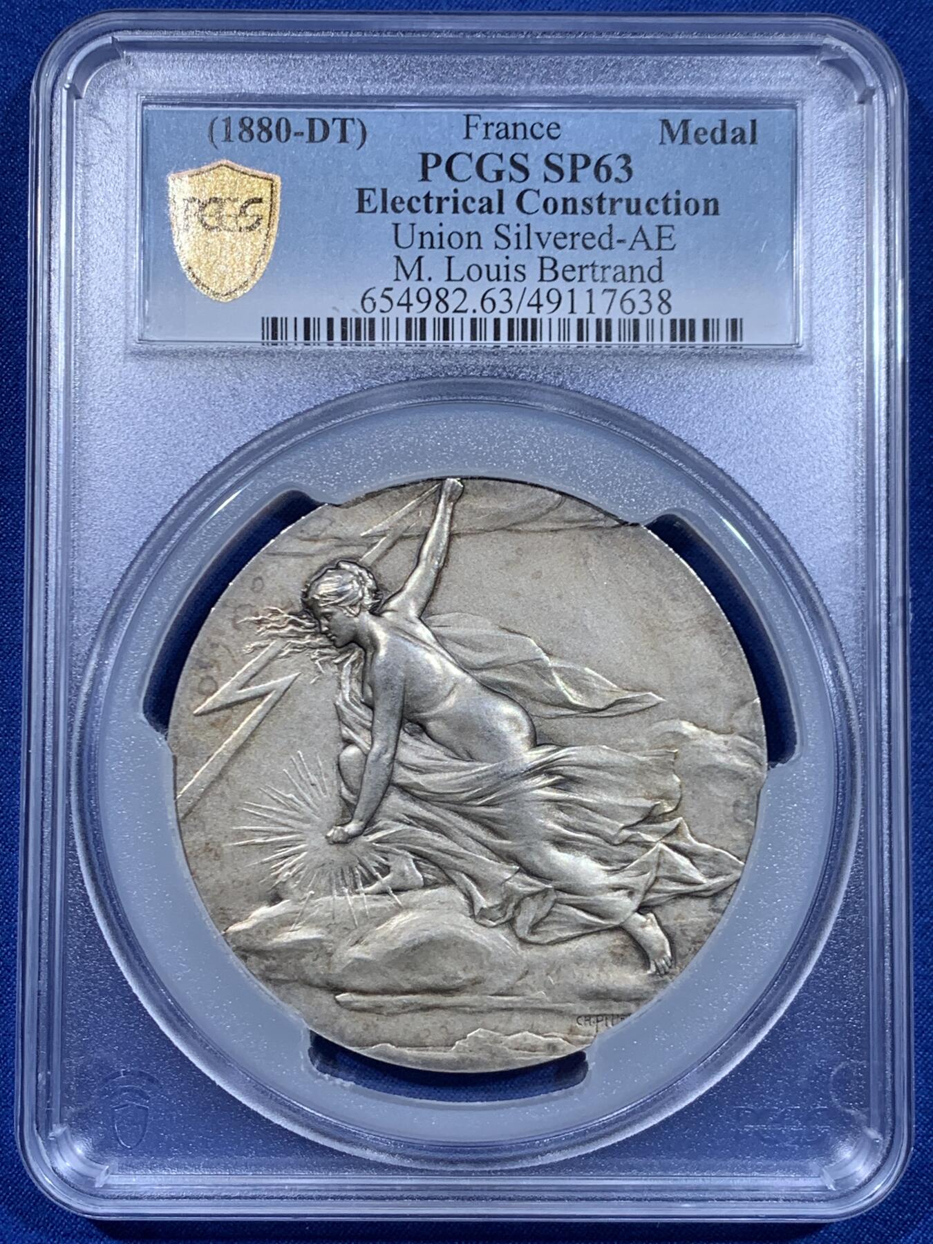 《竞宝斋》第450场 周日，周一，周二  3场连拍 （全场包邮，欢迎送拍） PCGS SP63 高分 1880年清凉女神镀银大奖章，皮列 Pillet 作品，设计精美，正面：清凉女神手握闪电，背面：城市景观，瀑布流水，高山树林、房屋桥梁。PCGS加大盒装