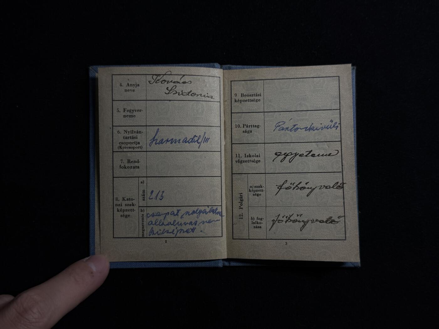 欢庆元旦！戎马世界章牌大赏第109期元旦大拍 匈牙利20世纪中期个人身份证明册原件