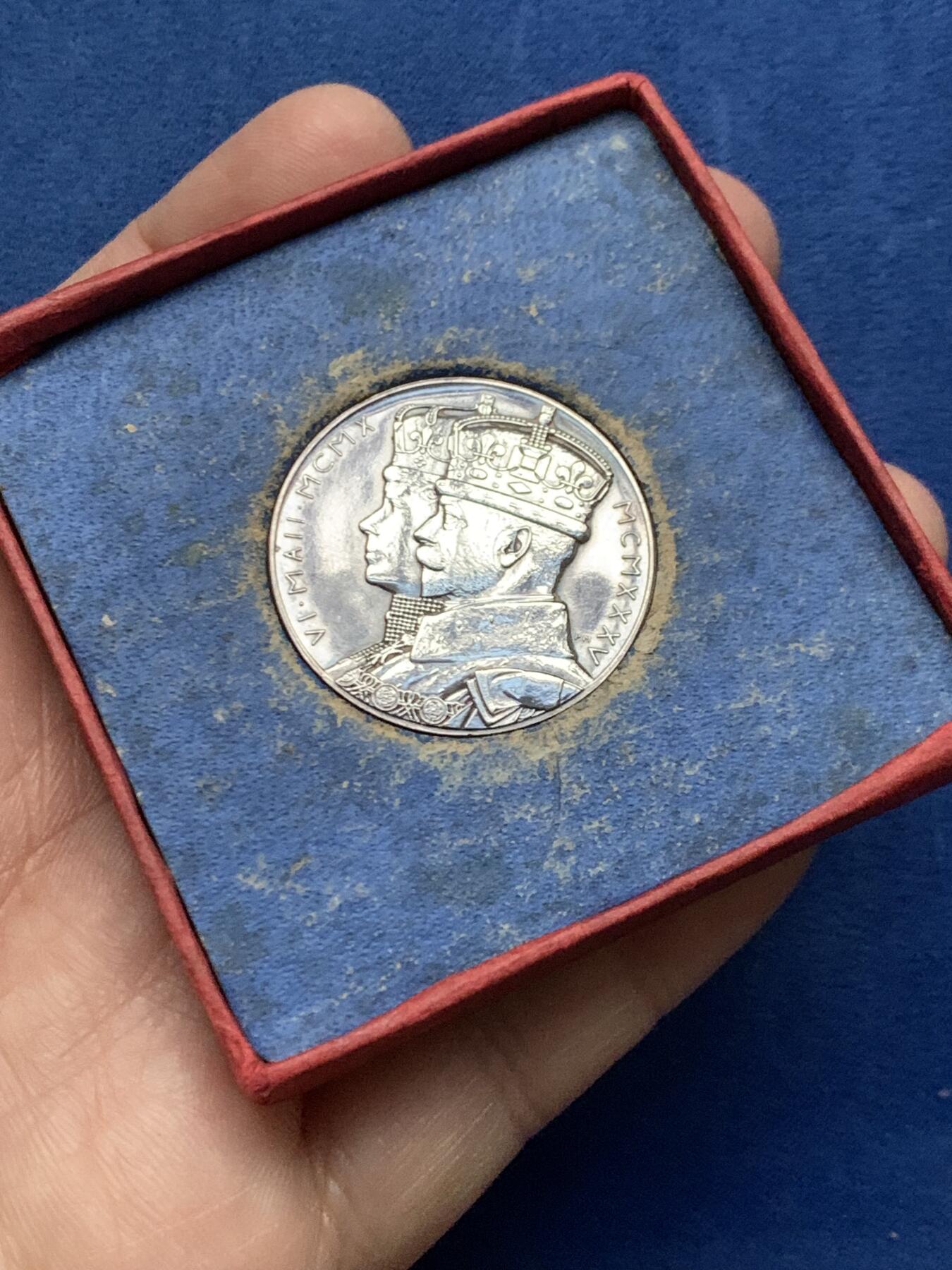 《竞宝斋》第450场 周日，周一，周二  3场连拍 （全场包邮，欢迎送拍） 英国1935年乔治五世银禧纪念银章 15.7克 31.5mm 原盒