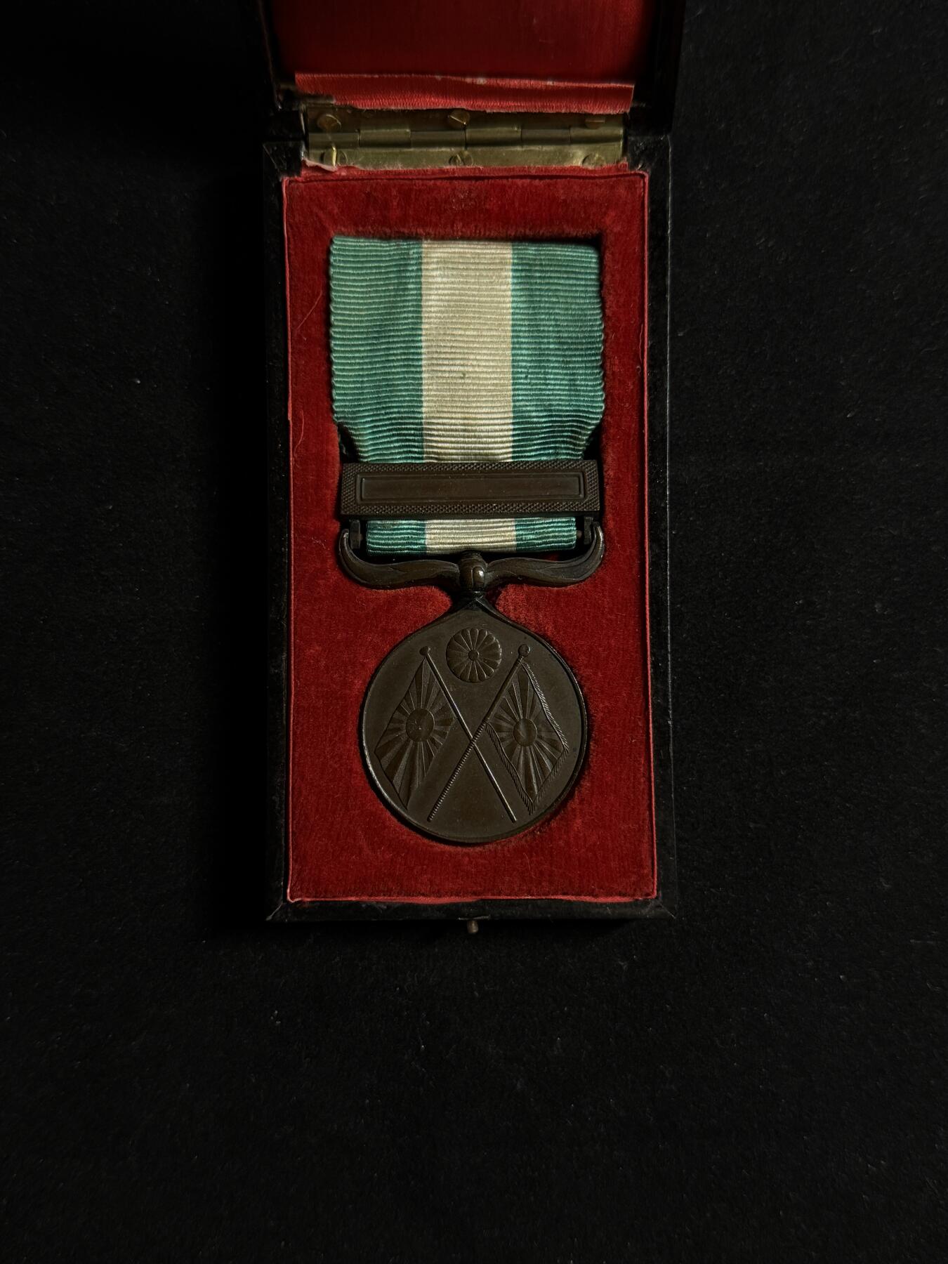 欢庆元旦！戎马世界章牌大赏第109期元旦大拍 勿忘国耻！日本甲午战役从军记章，盒子有损