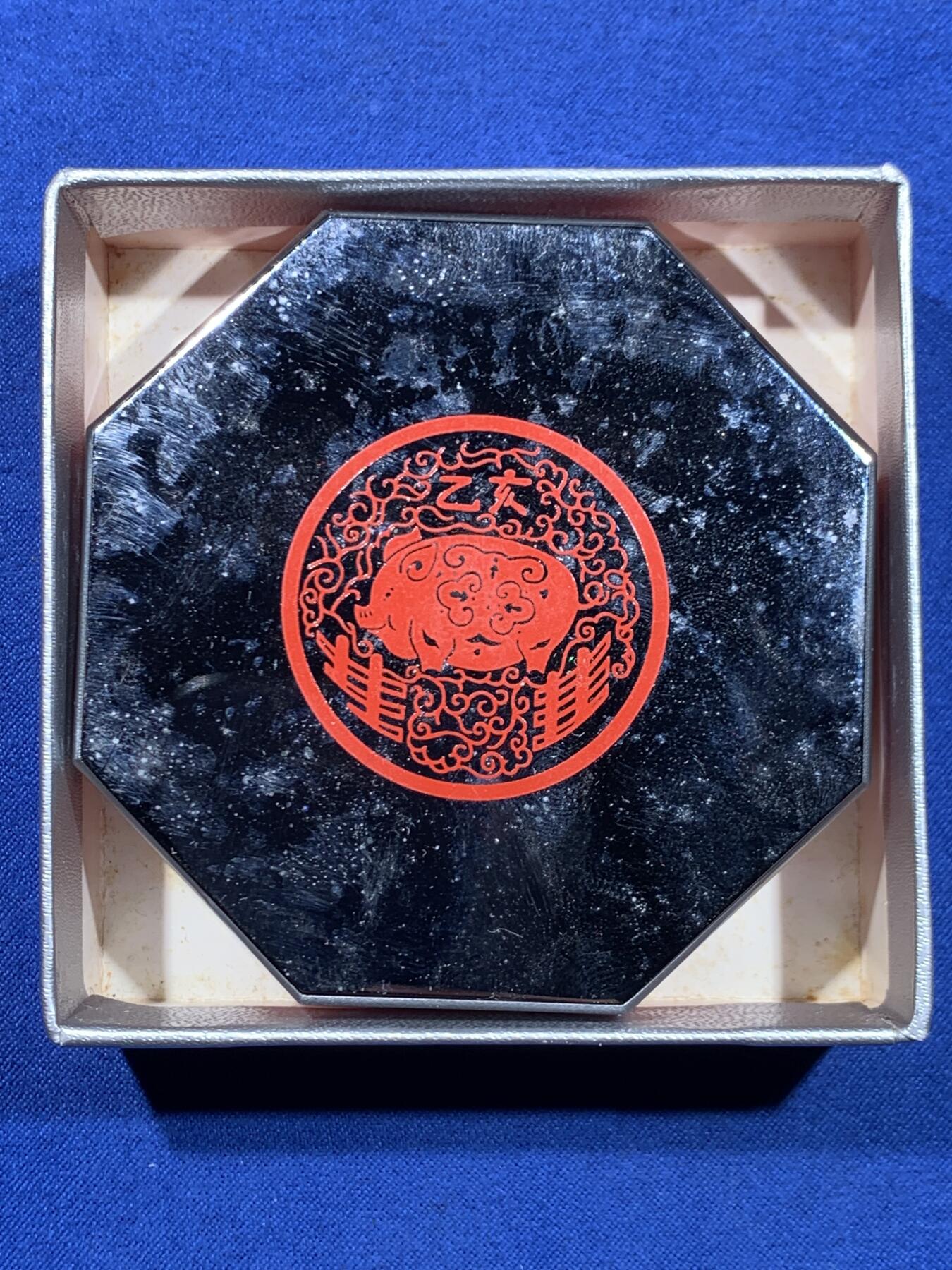 《竞宝斋》第450场 周日，周一，周二  3场连拍 （全场包邮，欢迎送拍） 新加坡1995年10元精制加厚银币 农历-乙亥猪年 2盎司999银 发行量3万5千枚 盒证全