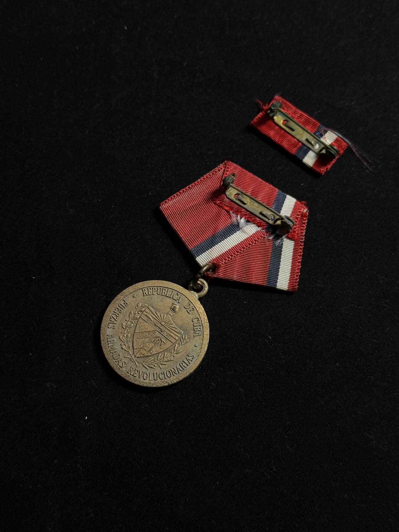 欢庆元旦！戎马世界章牌大赏第109期元旦大拍 古巴国际主义战士奖章，盒略齐全，非常少见