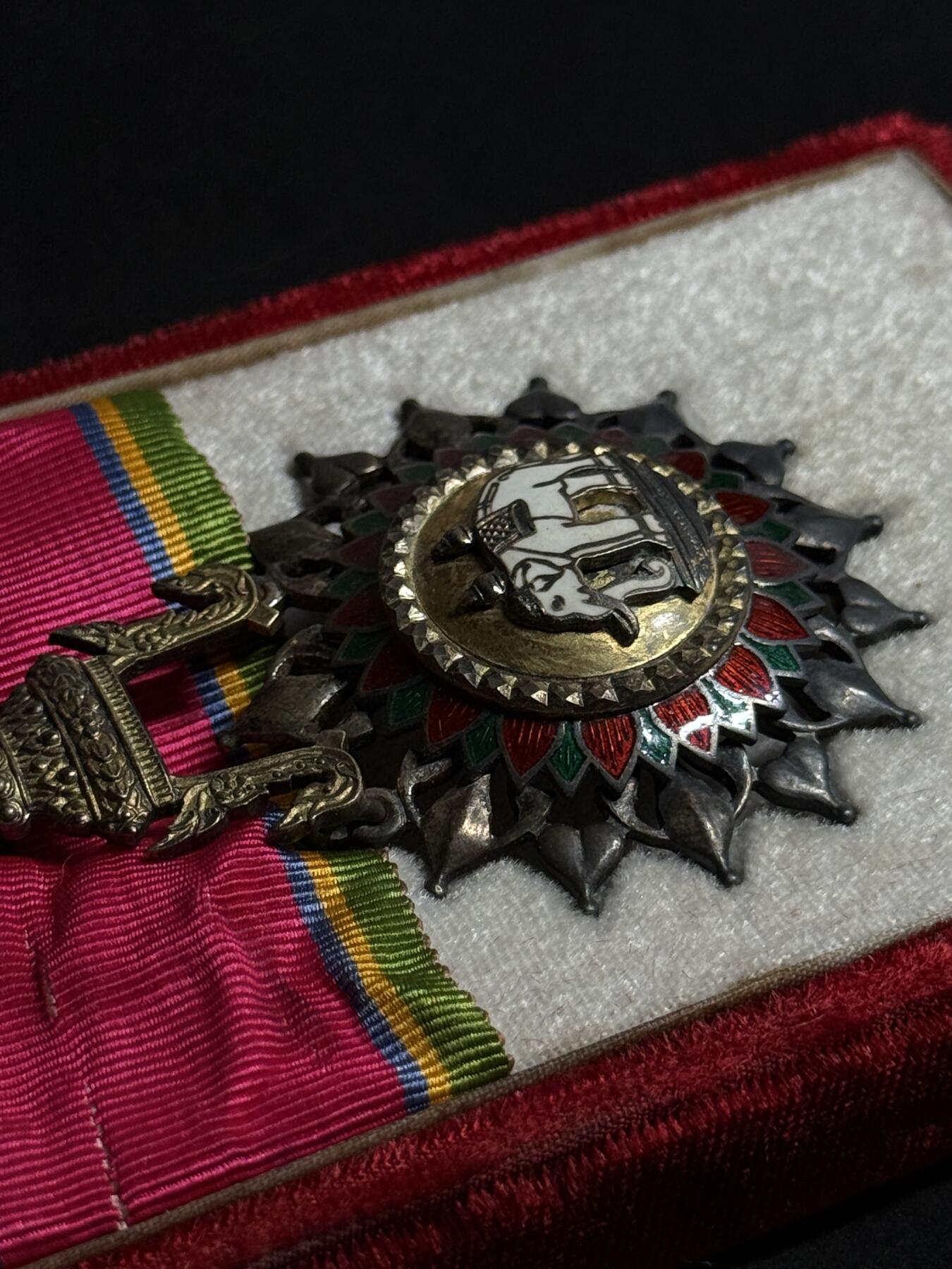 欢庆元旦！戎马世界章牌大赏第109期元旦大拍 泰国白象勋章，银制带盒，指挥官级