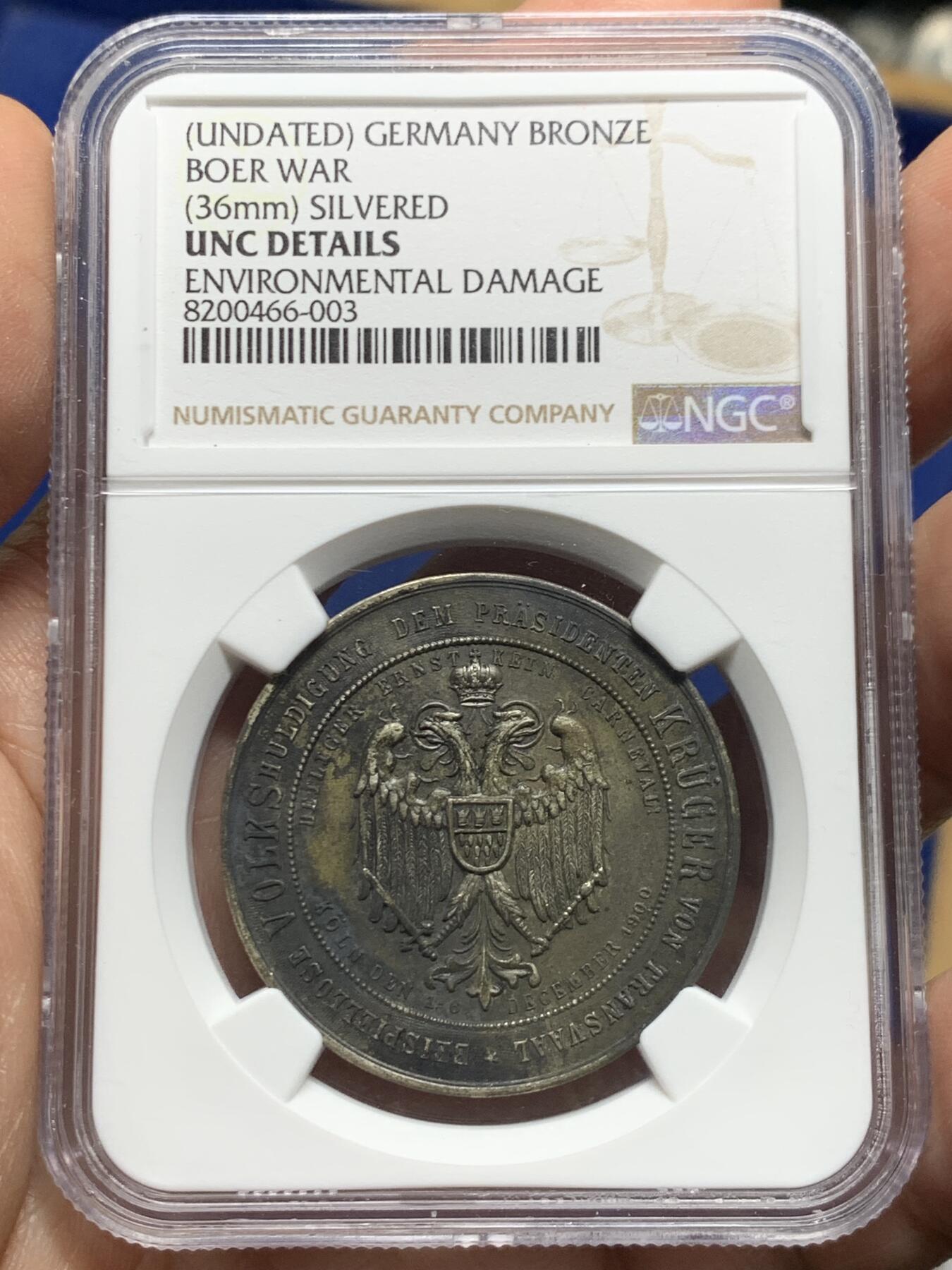 《竞宝斋》第450场 周日，周一，周二  3场连拍 （全场包邮，欢迎送拍） NGC UNC 德国1900年克留格尔纪念铜章 正面外圈德文意为“人民致敬德兰士瓦总统克留格尔”，内圈镌日期“1900年12月1-6日”，背面所铸文辞激烈“十足的骗子李鸿章滚开，与强盗的敌人克留格尔同在！我们渴望独立自由，德国人敬畏上帝和英格兰！（此处为反讽）”，并绘有英国殖民大臣张伯伦（Chamberlain）受绞刑图案 上海鸿盛62分成交价74750元