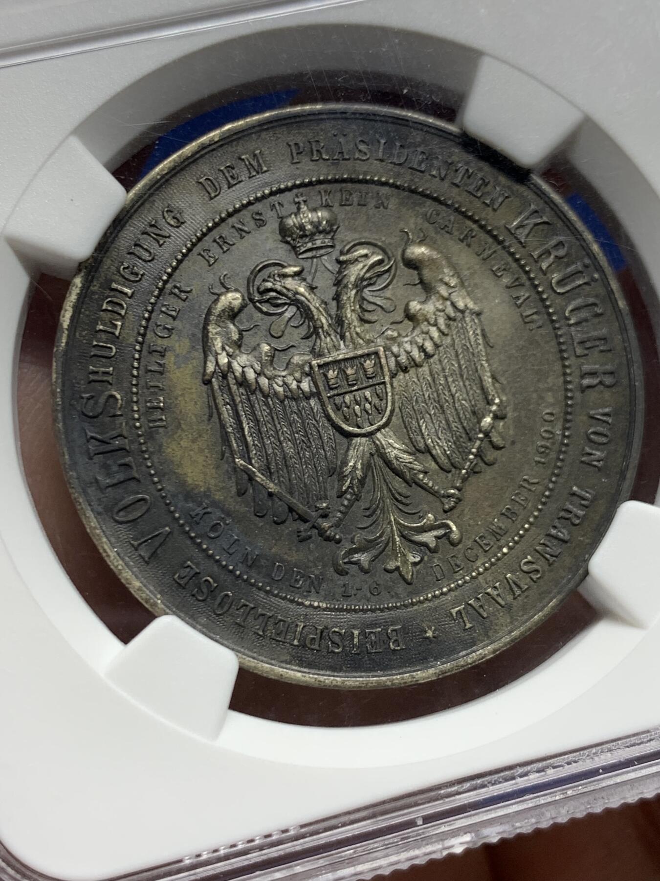 《竞宝斋》第450场 周日，周一，周二  3场连拍 （全场包邮，欢迎送拍） NGC UNC 德国1900年克留格尔纪念铜章 正面外圈德文意为“人民致敬德兰士瓦总统克留格尔”，内圈镌日期“1900年12月1-6日”，背面所铸文辞激烈“十足的骗子李鸿章滚开，与强盗的敌人克留格尔同在！我们渴望独立自由，德国人敬畏上帝和英格兰！（此处为反讽）”，并绘有英国殖民大臣张伯伦（Chamberlain）受绞刑图案 上海鸿盛62分成交价74750元