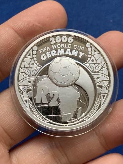 《竞宝斋》第450场 周日，周一，周二  3场连拍 （全场包邮，欢迎送拍） - 南非2005年德国世界杯2兰德大银币 33.6g 925银