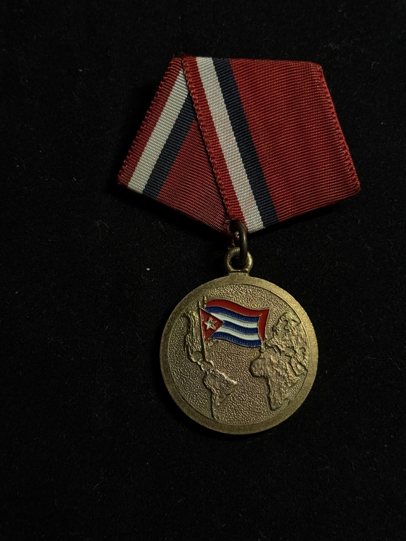 欢庆元旦！戎马世界章牌大赏第109期元旦大拍 古巴国际主义战士奖章，盒略齐全，非常少见