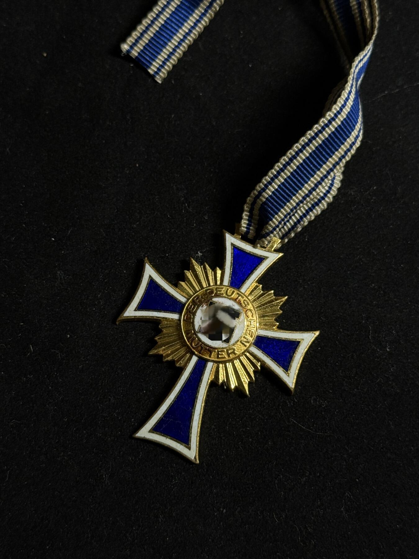 欢庆元旦！戎马世界章牌大赏第109期元旦大拍 德国金级母亲勋章，章芯与十字臂珐琅有破损