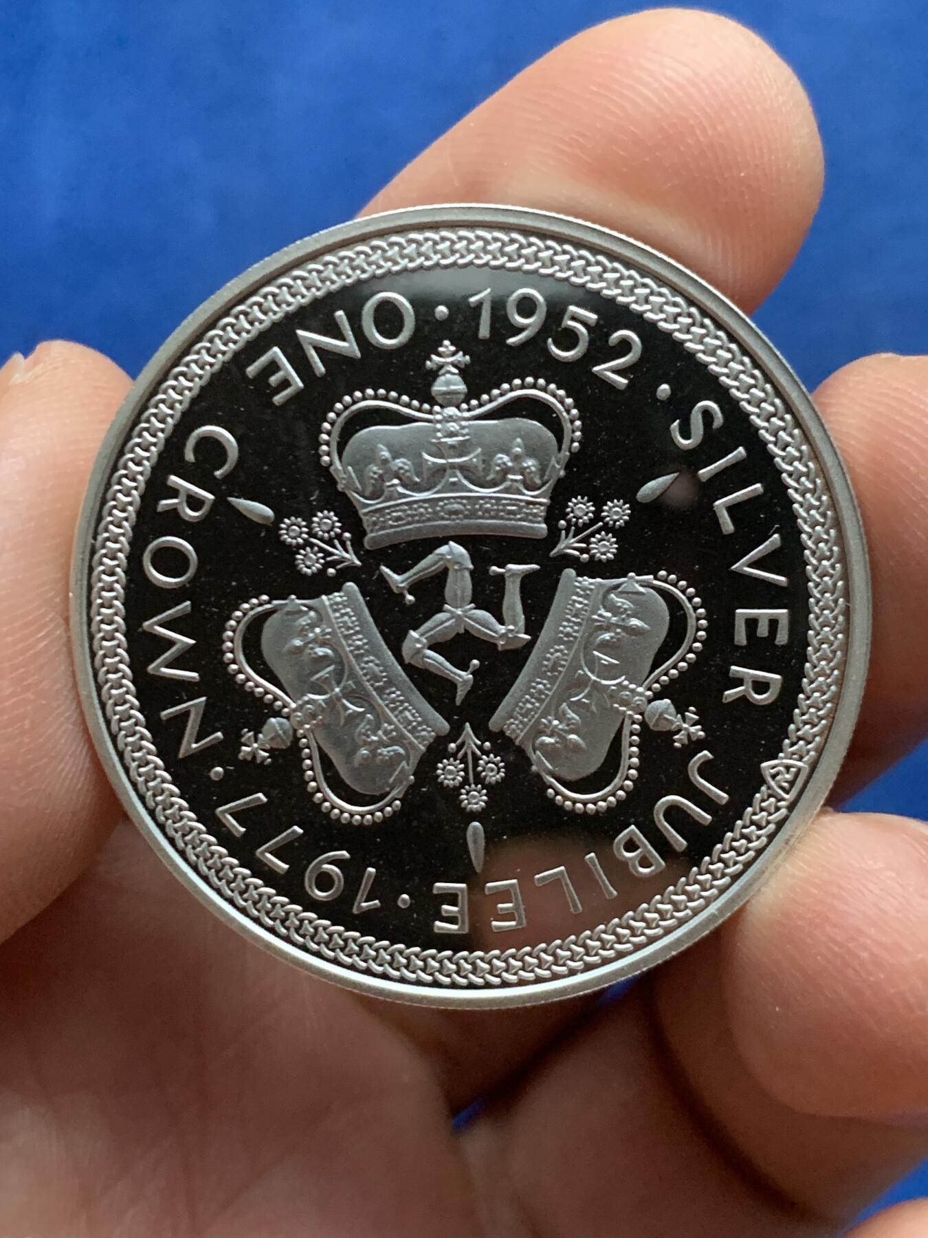 《竞宝斋》第450场 周日，周一，周二  3场连拍 （全场包邮，欢迎送拍） 马恩岛1977年伊丽莎白二世女王登基25周年1克朗精制银币 925银 28.45克