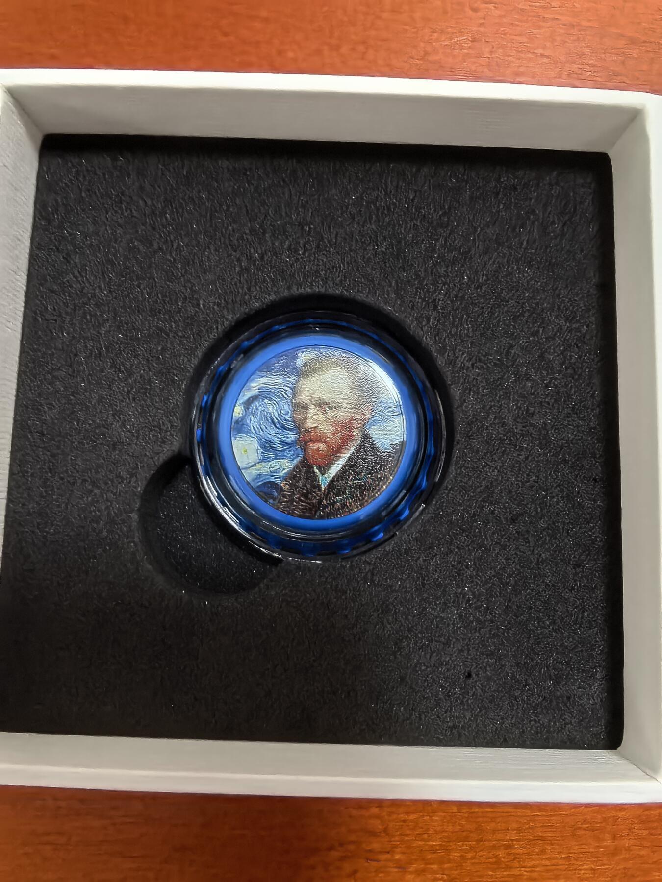 长老汇蛇年精选第八十六场拍卖 2022乍得梵高1000法郎彩色瓶盖精制银币，盒证全