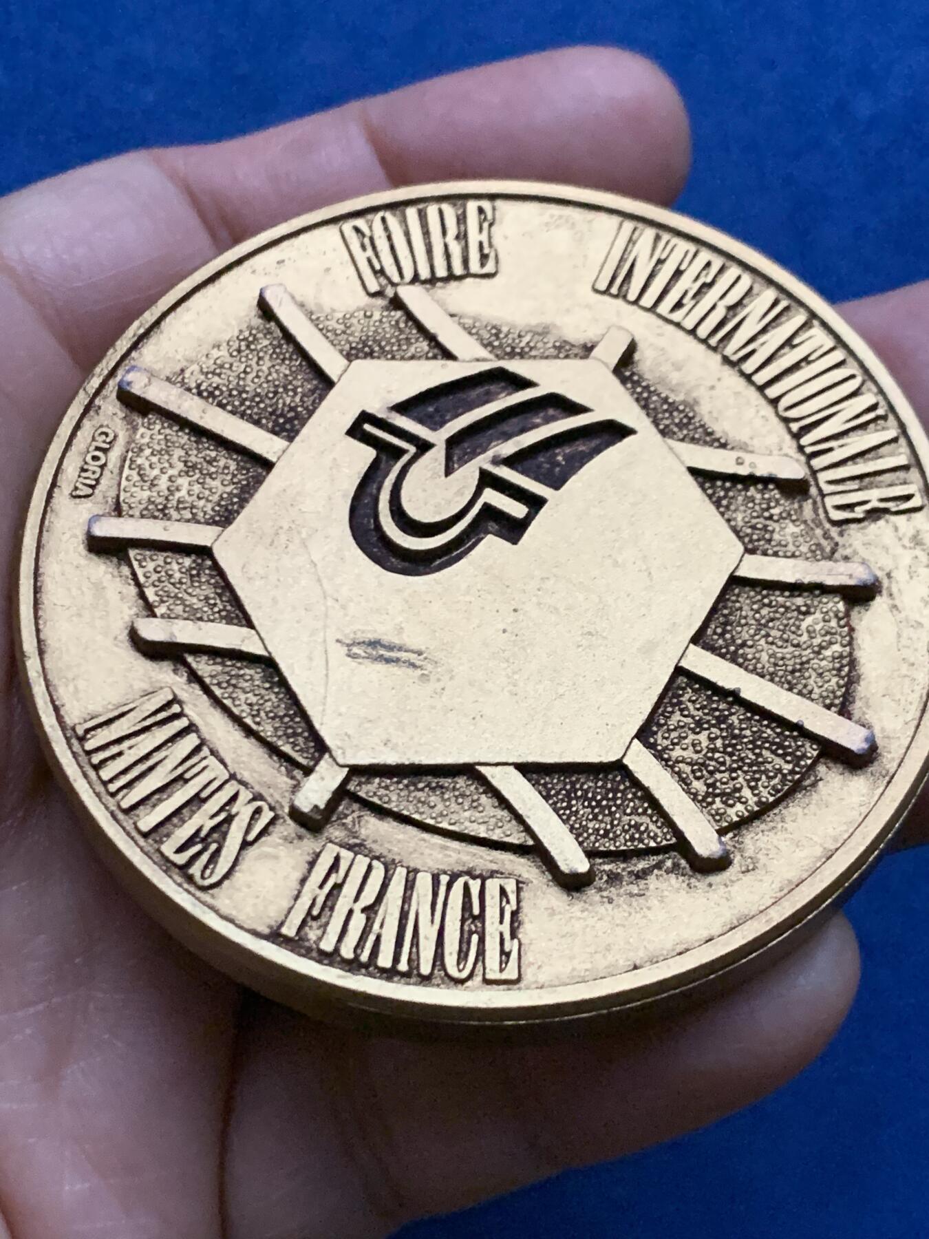 《竞宝斋》第450场 周日，周一，周二  3场连拍 （全场包邮，欢迎送拍） 法国儒勒·凡尔纳纪念镀金铜章 152克 66.5mm 带盒