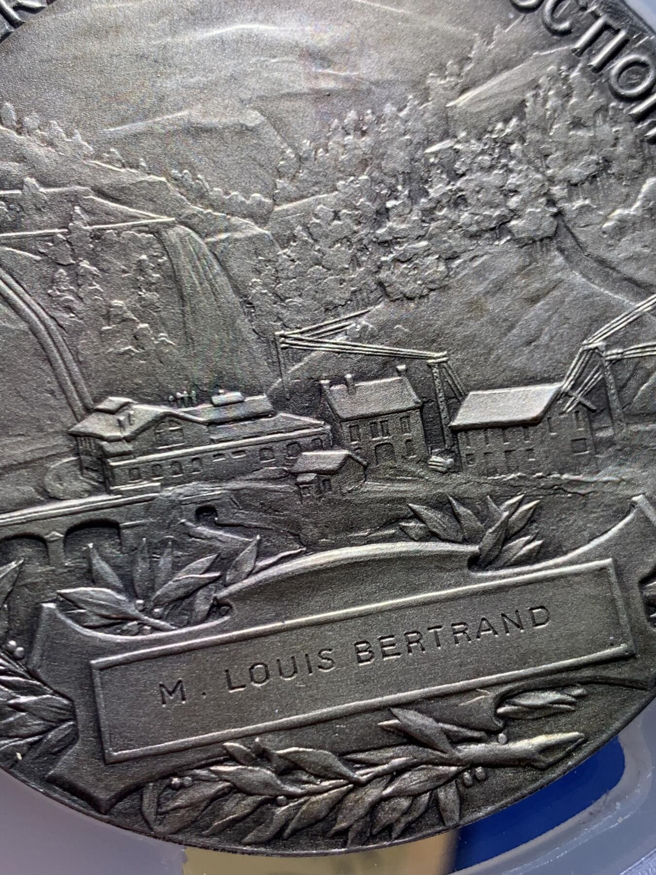 《竞宝斋》第450场 周日，周一，周二  3场连拍 （全场包邮，欢迎送拍） PCGS SP63 高分 1880年清凉女神镀银大奖章，皮列 Pillet 作品，设计精美，正面：清凉女神手握闪电，背面：城市景观，瀑布流水，高山树林、房屋桥梁。PCGS加大盒装